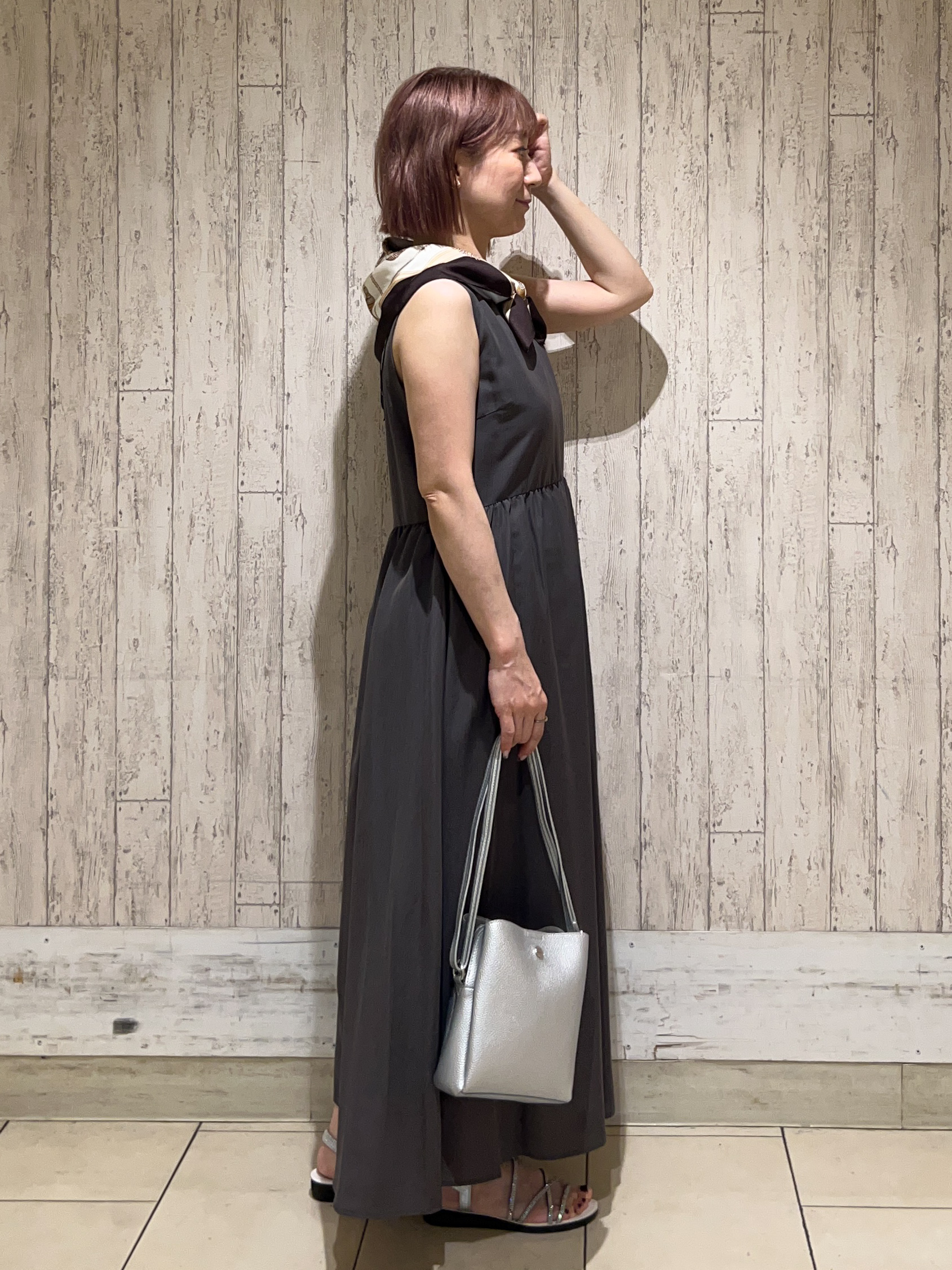 YOSHIMIさんの「index｜【接触冷感】麻混シアーノースリーブワンピース《洗濯機OK》」を使ったコーディネート