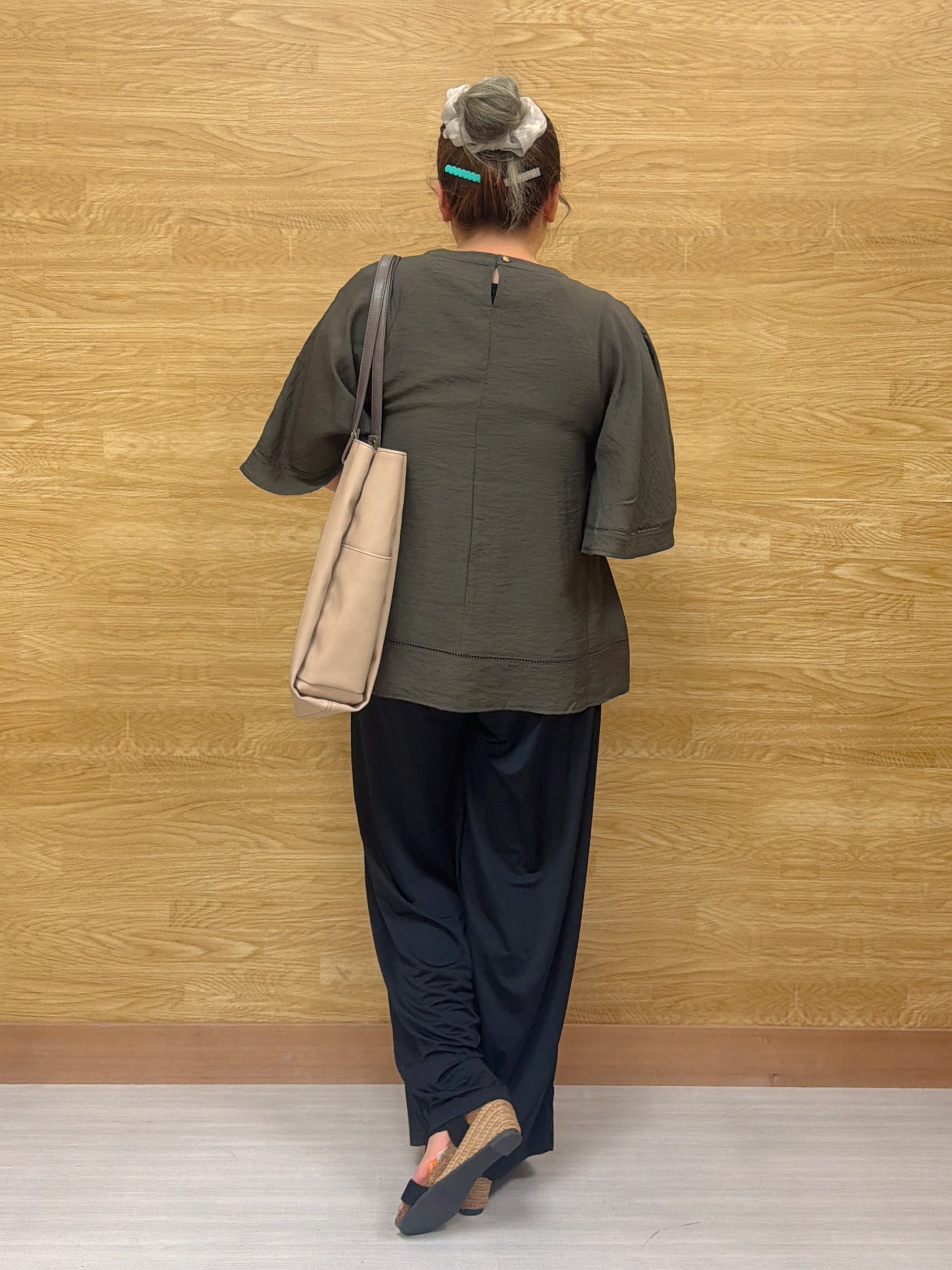 ぁむさんの「SHOO･LA･RUE｜【ひんやり/S-LL/体型カバー】はしごレースが魅力な スラブポンチョ風ブラウス」を使ったコーディネート