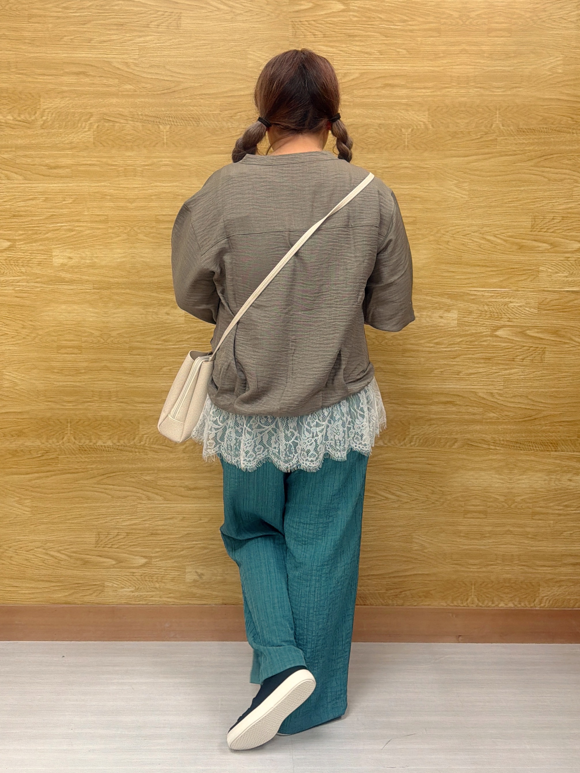 ぁむさんの「SHOO･LA･RUE｜【S-LL】裾レースで女性らしさをプラス レイヤード風 タックスキッパーブラウス」を使ったコーディネート