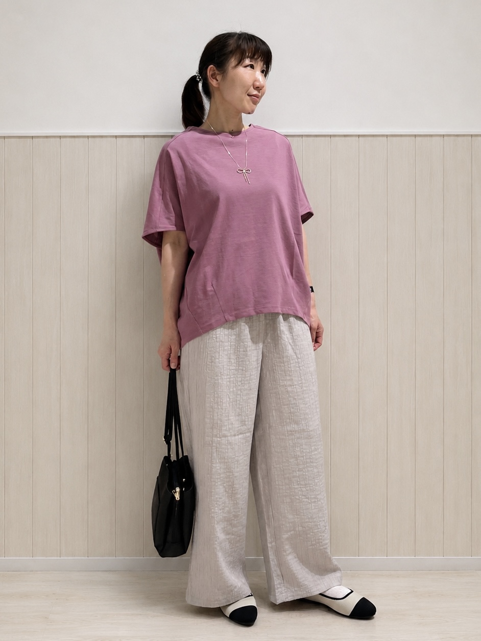 まつみさんの「SHOO･LA･RUE｜【ひんやり/体型カバー】インせず着られる 上品見えのドルマントップス」を使ったコーディネート