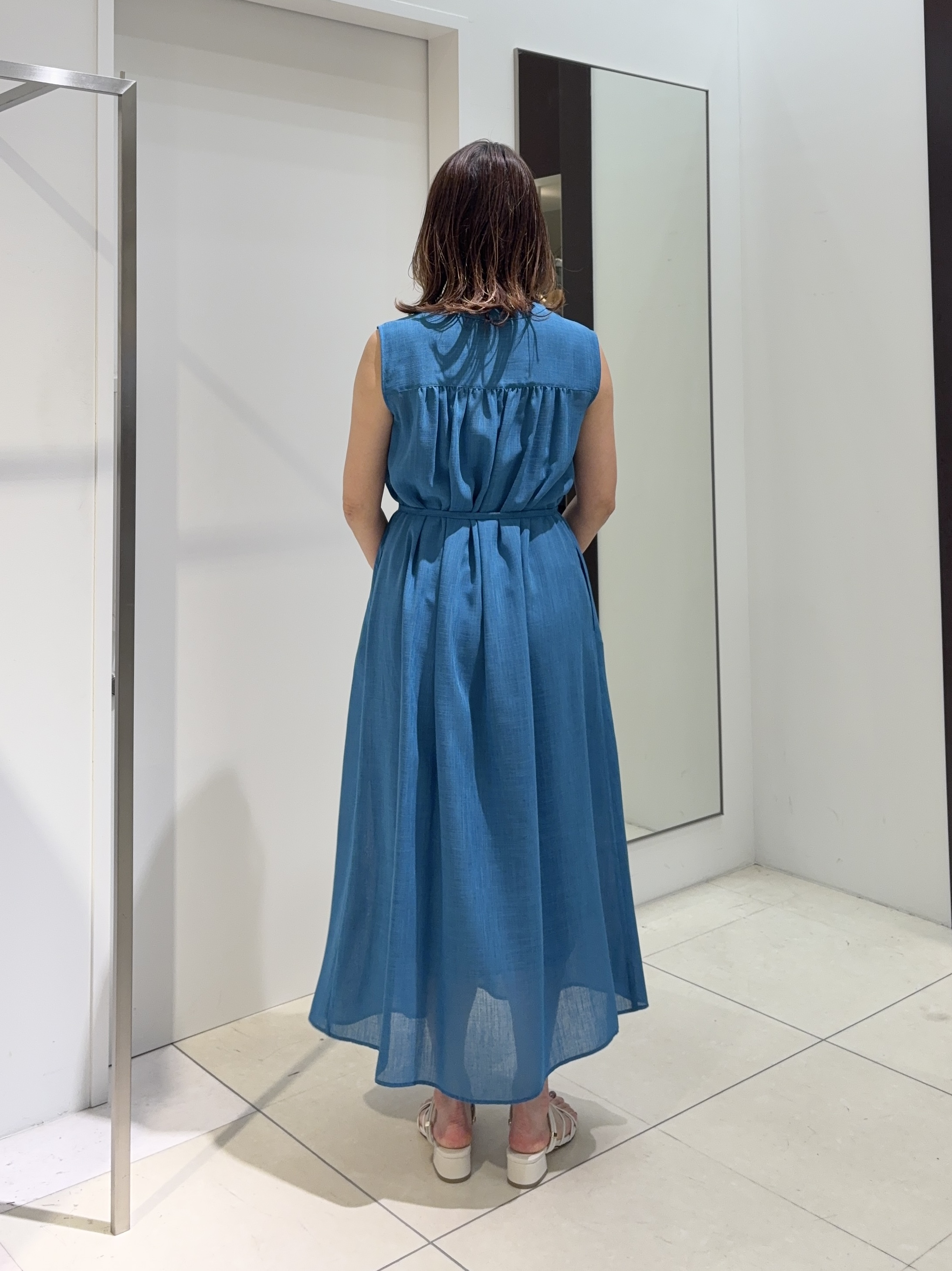 tomoさんの「UNTITLED｜【通気性/前開きボタン】シアーVネックワンピース」を使ったコーディネート