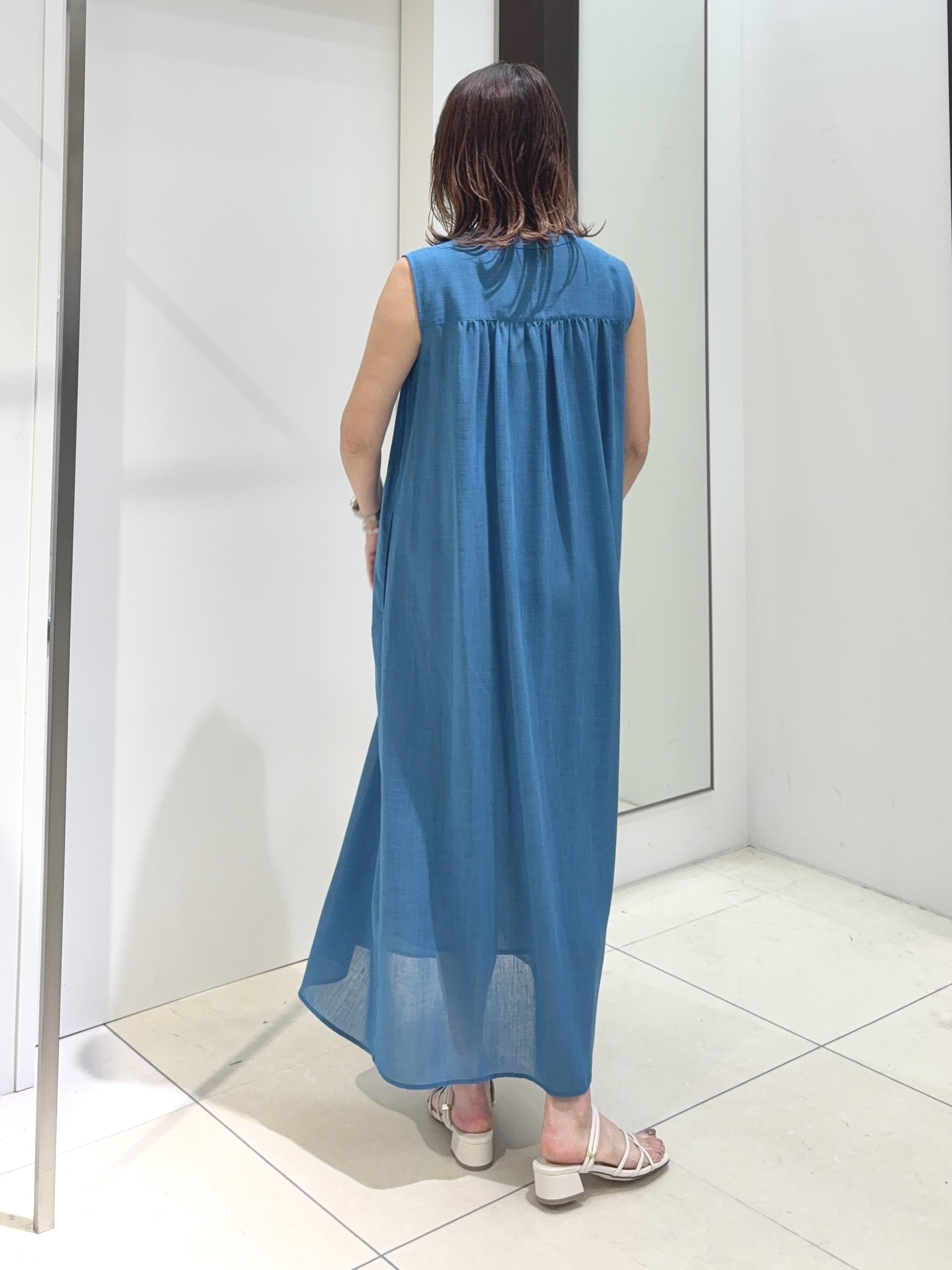 tomoさんの「UNTITLED｜【通気性/前開きボタン】シアーVネックワンピース」を使ったコーディネート