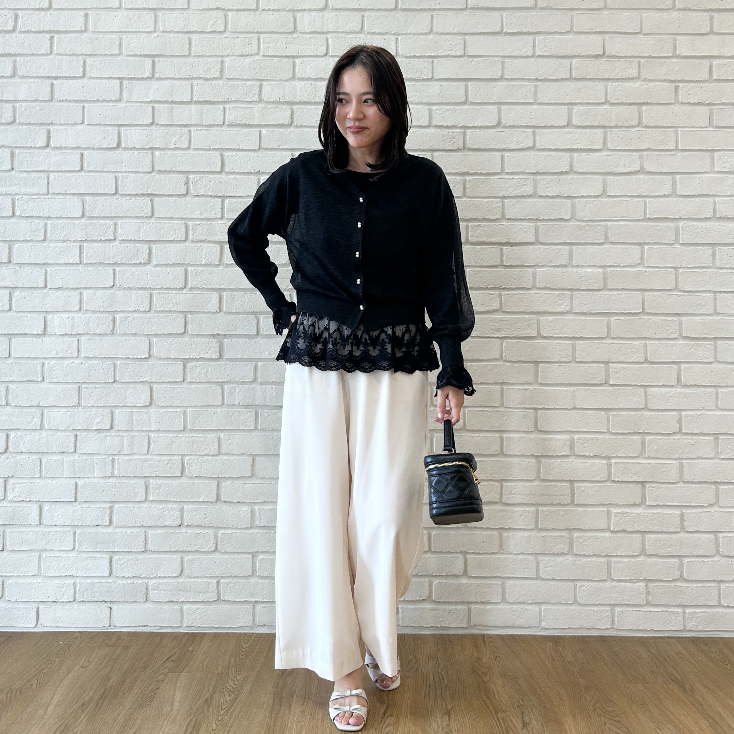 shinoさんの「Couture brooch｜【上品な透け感】ダブルパール調釦 愛されシアーカーディガン」を使ったコーディネート
