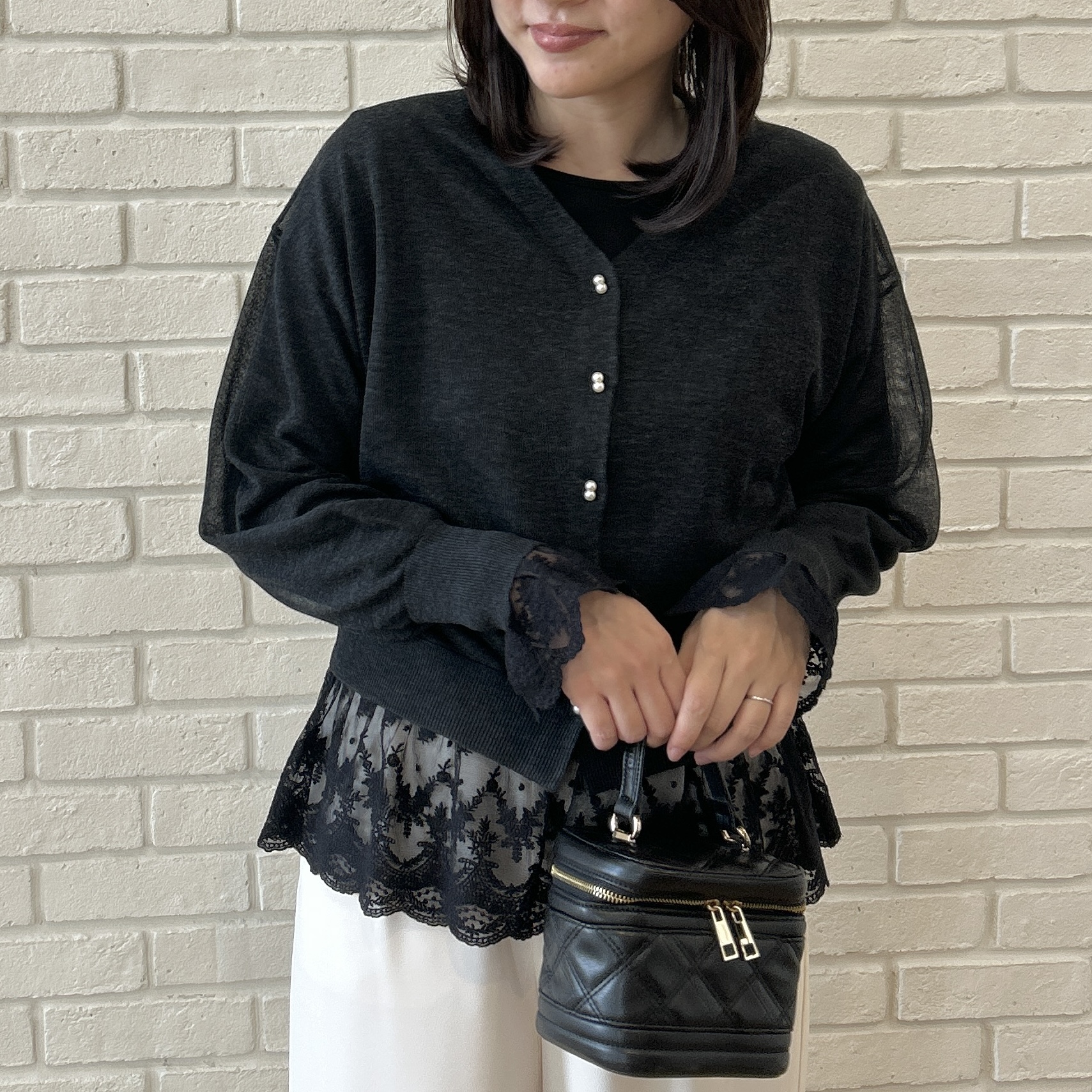 shinoさんの「Couture brooch｜【上品な透け感】ダブルパール調釦 愛されシアーカーディガン」を使ったコーディネート