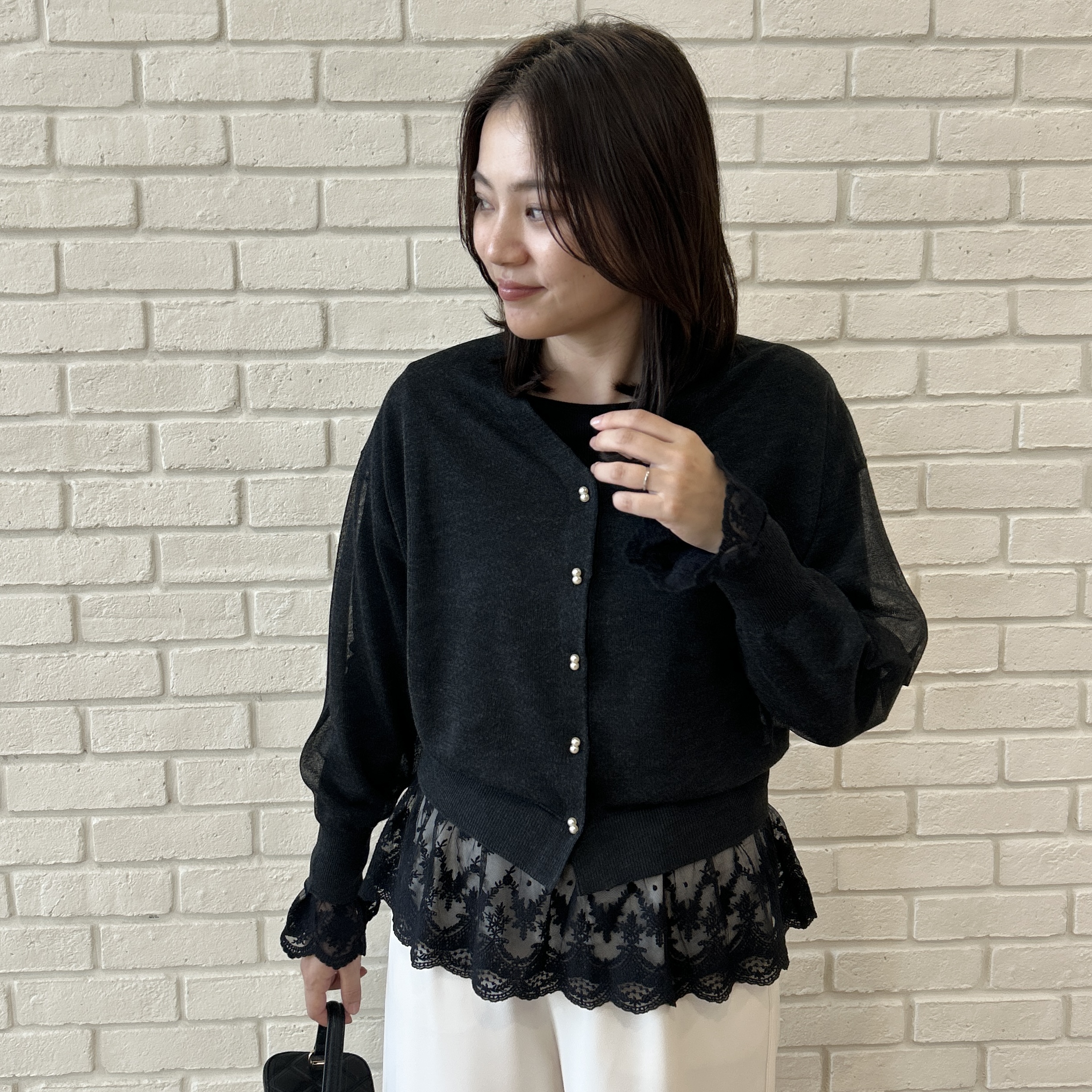 shinoさんの「Couture brooch｜【上品な透け感】ダブルパール調釦 愛されシアーカーディガン」を使ったコーディネート