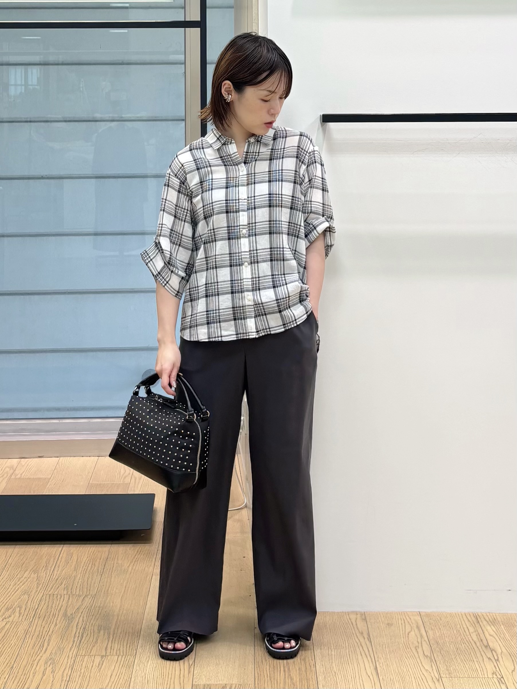 asamiさんの「INDIVI｜【コットン100％／透け感／2WAY】袖アレンジ チェックシャツ」を使ったコーディネート