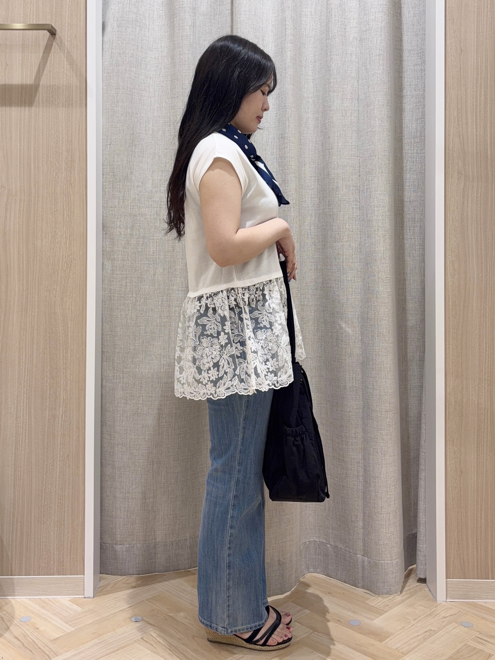 minamiさんの「grove｜【体型カバー】刺繍チュールレースドッキングカットソー」を使ったコーディネート