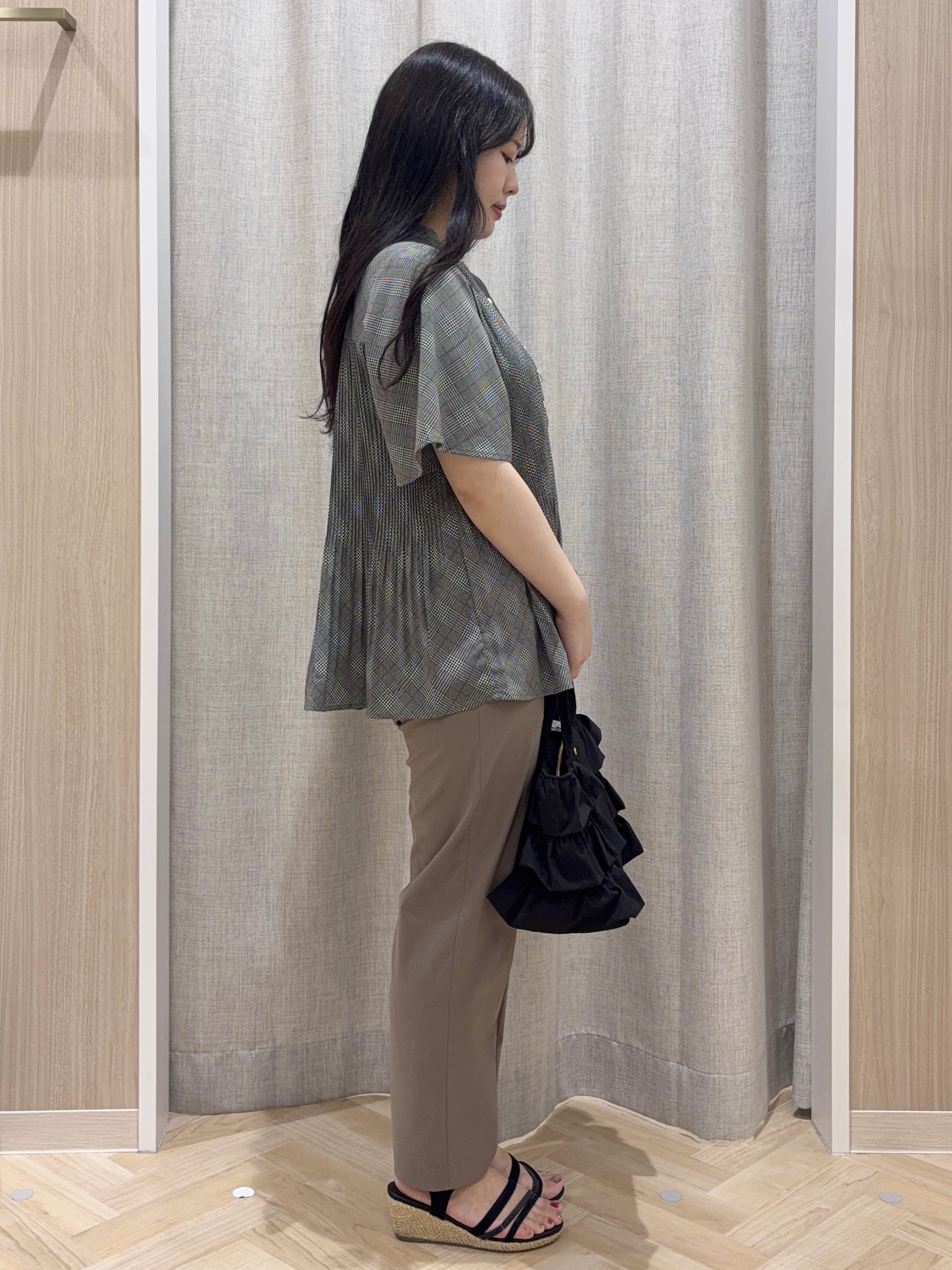 minamiさんの「grove｜【体系カバー◎】大人フェミニン消しプリーツブラウス」を使ったコーディネート