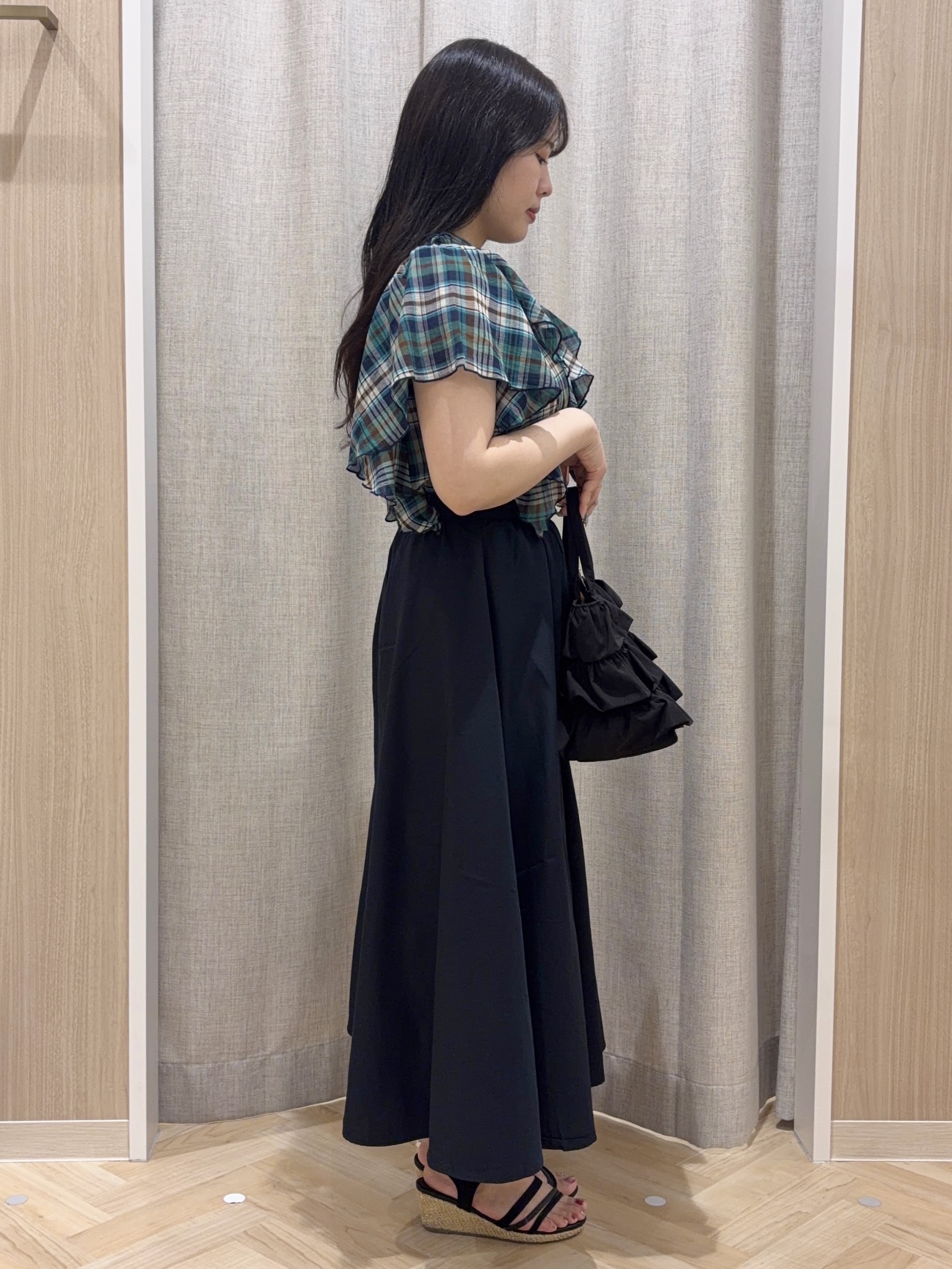 minamiさんの「grove｜1枚で着映えが叶う チェックラッフルフリルブラウス」を使ったコーディネート