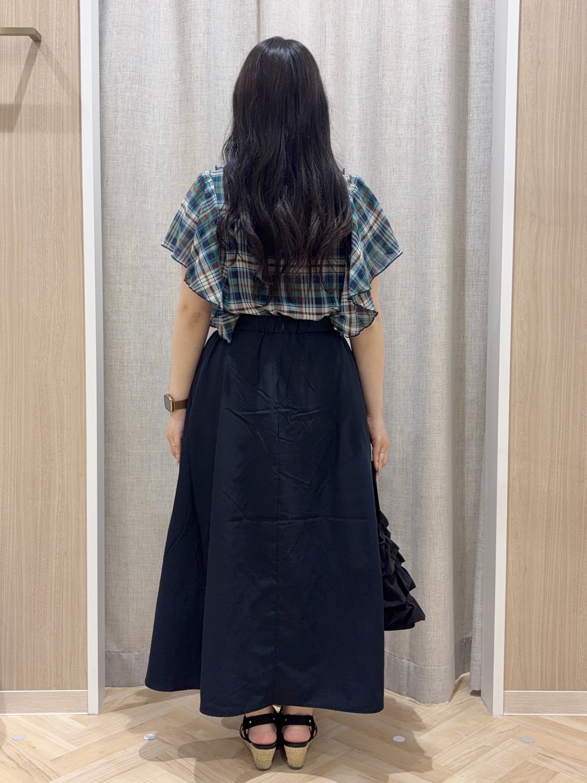 minamiさんの「grove｜1枚で着映えが叶う チェックラッフルフリルブラウス」を使ったコーディネート