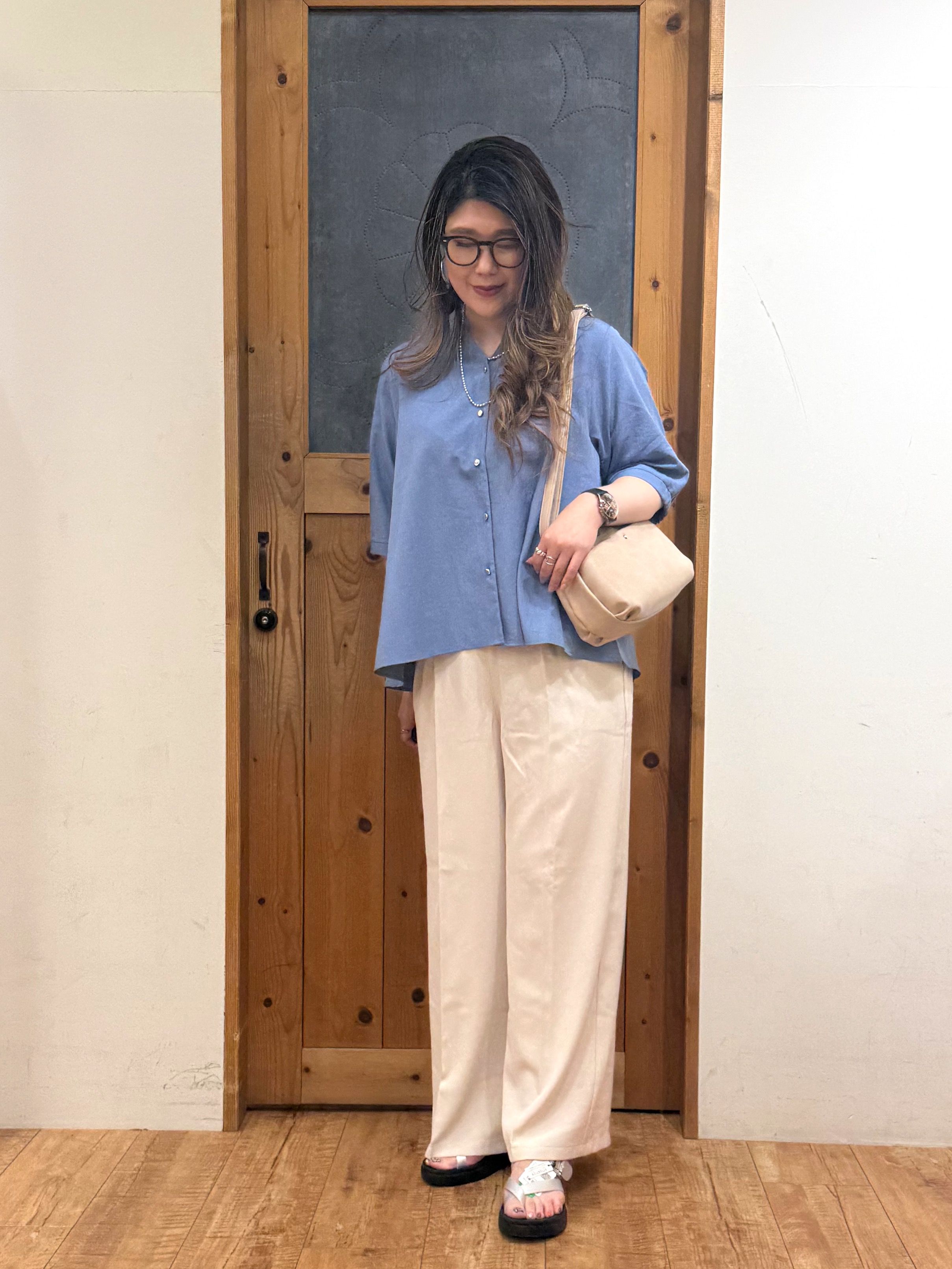 Ayana.さんの「SHOO･LA･RUE｜【S-LL/洗濯機可】金ボタンがアクセント 5分袖スキッパーブラウス」を使ったコーディネート