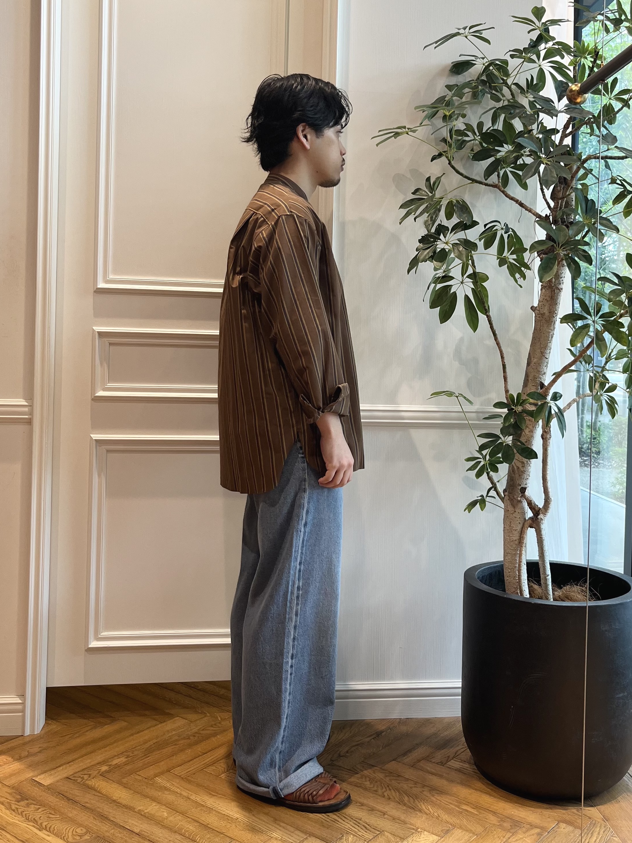 Tokuさんの「DRESSTERIOR｜バンドカラー ストライプシャツ」を使ったコーディネート