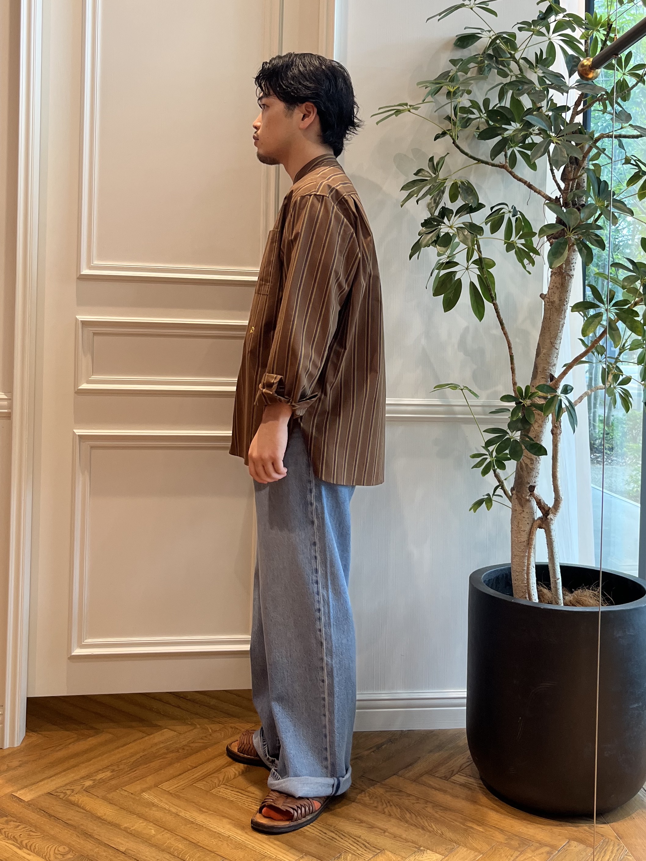 Tokuさんの「DRESSTERIOR｜バンドカラー ストライプシャツ」を使ったコーディネート