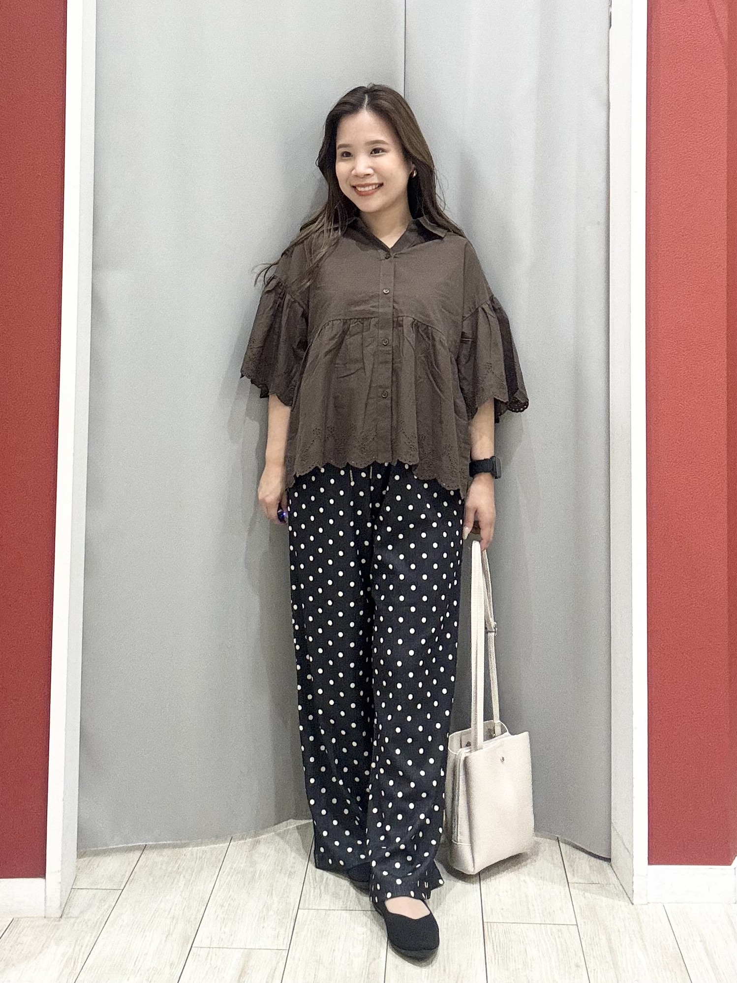 shioさんの「SHOO･LA･RUE｜【洗濯機可/綿100％】刺繍レースがこなれ見え インせず着られるペプラムブラウス」を使ったコーディネート
