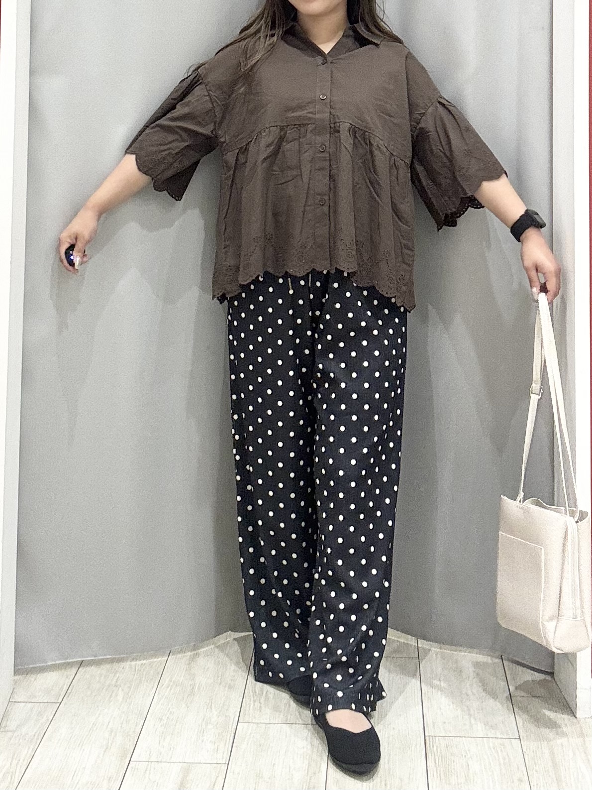shioさんの「SHOO･LA･RUE｜【洗濯機可/綿100％】刺繍レースがこなれ見え インせず着られるペプラムブラウス」を使ったコーディネート