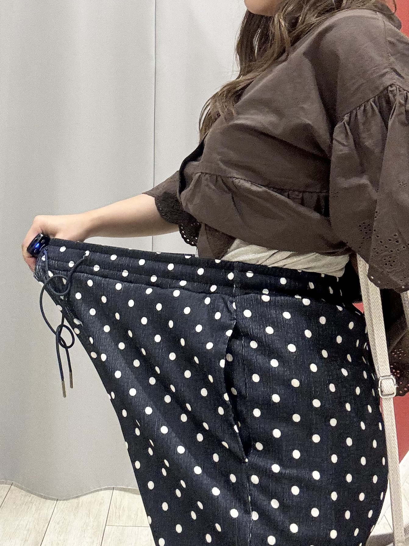 shioさんの「SHOO･LA･RUE｜【洗濯機可/綿100％】刺繍レースがこなれ見え インせず着られるペプラムブラウス」を使ったコーディネート