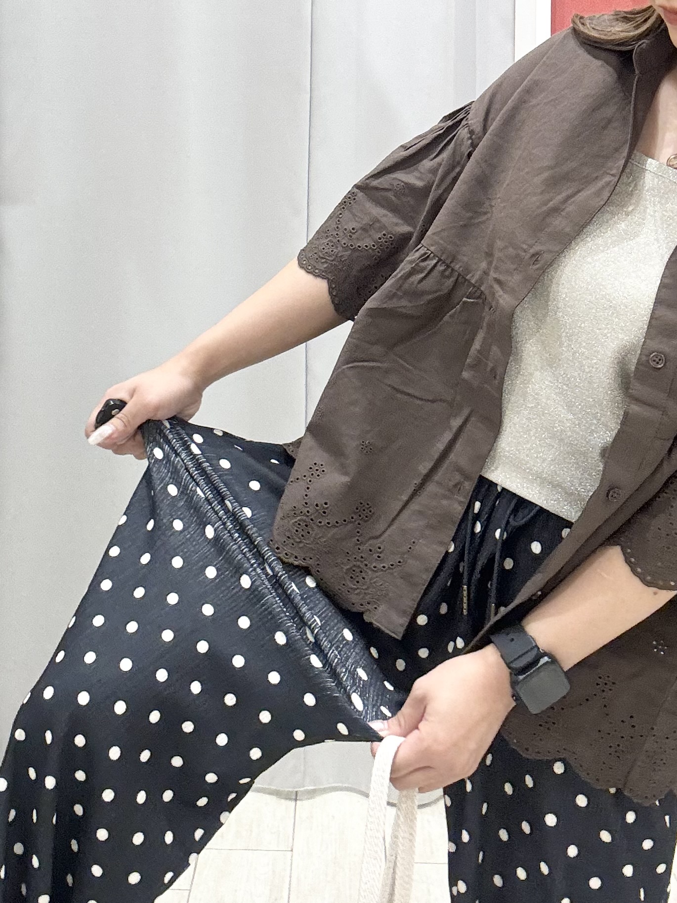 shioさんの「SHOO･LA･RUE｜【洗濯機可/綿100％】刺繍レースがこなれ見え インせず着られるペプラムブラウス」を使ったコーディネート