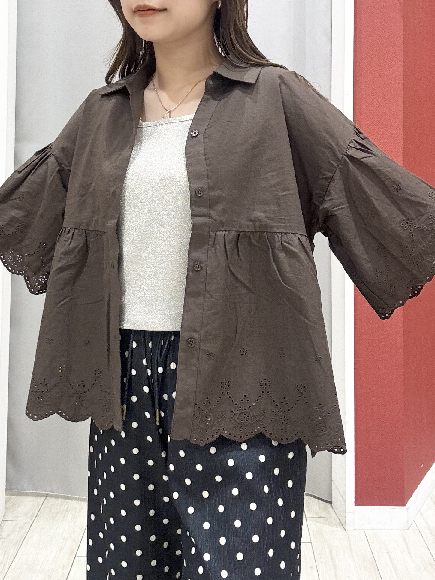 shioさんの「SHOO･LA･RUE｜【洗濯機可/綿100％】刺繍レースがこなれ見え インせず着られるペプラムブラウス」を使ったコーディネート
