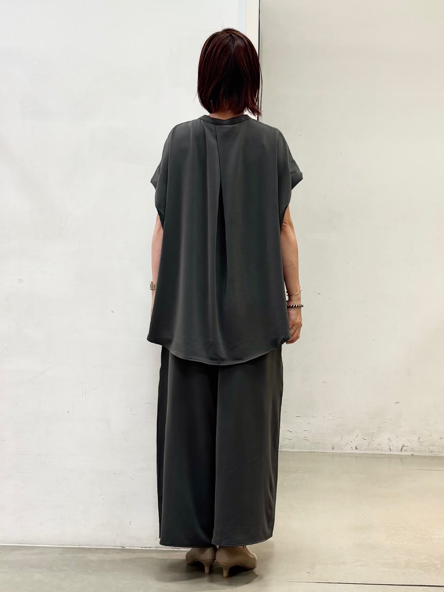 fujiさんの「THE SHOP TK｜【ひんやり/遮熱/セットアップ可】やみつきになる とろみバンドカラーブラウス」を使ったコーディネート
