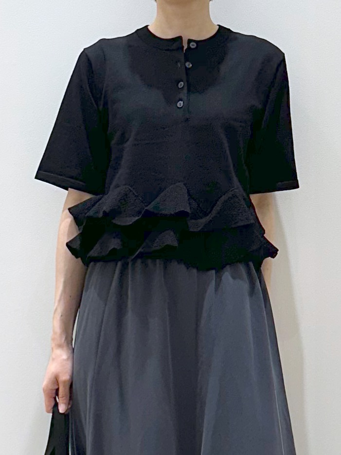 yurieさんの「OPAQUE.CLIP｜【UVケア／遮熱性】裾フリルヘンリーネックニット《抗ピル／洗濯機OK》」を使ったコーディネート