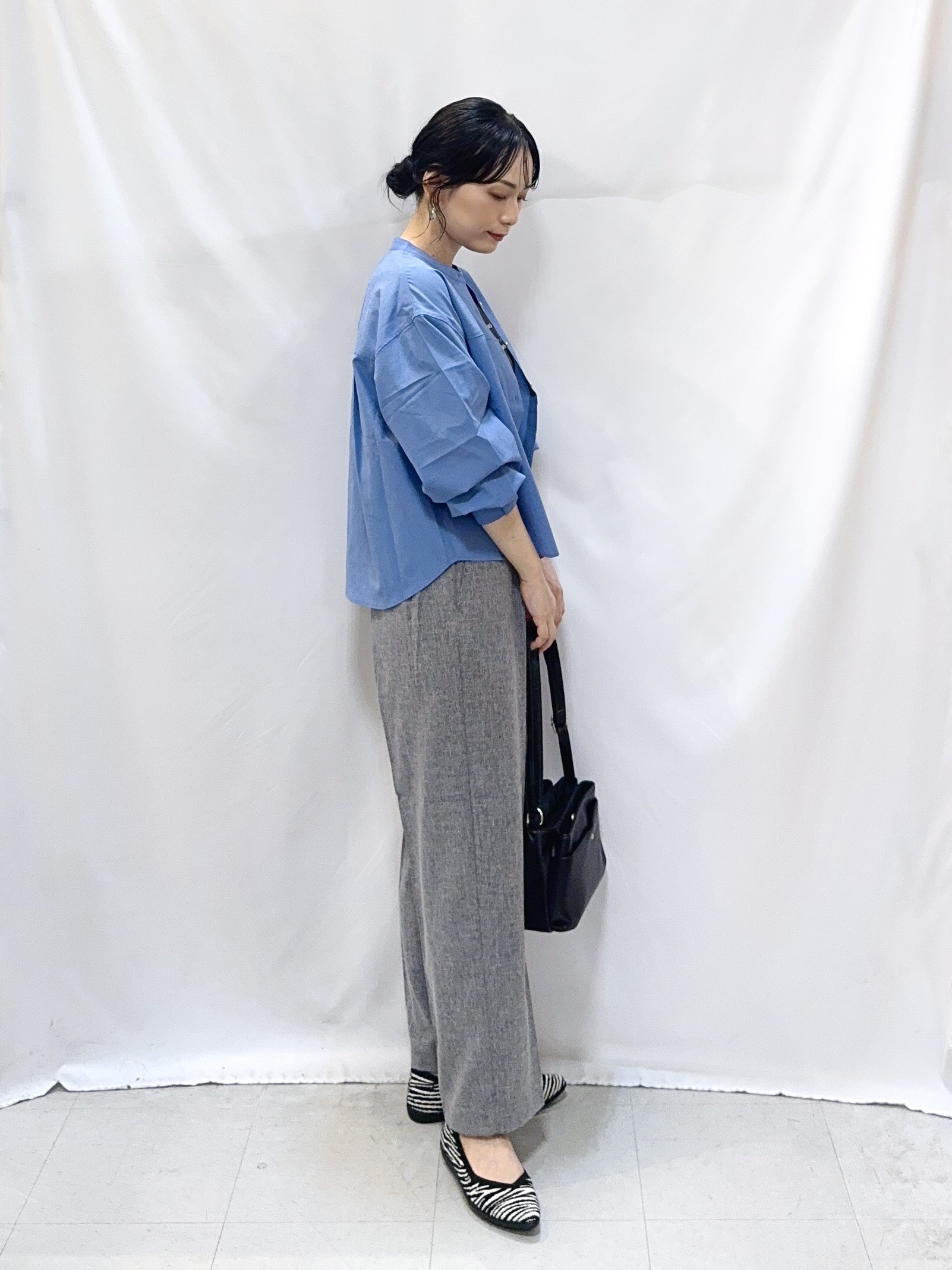 𝐇𝐢𝐫𝐨𝐦𝐢さんの「SHOO･LA･RUE｜【通気性〇/S-LL/洗濯機可】さらりノーカラーシャツ」を使ったコーディネート