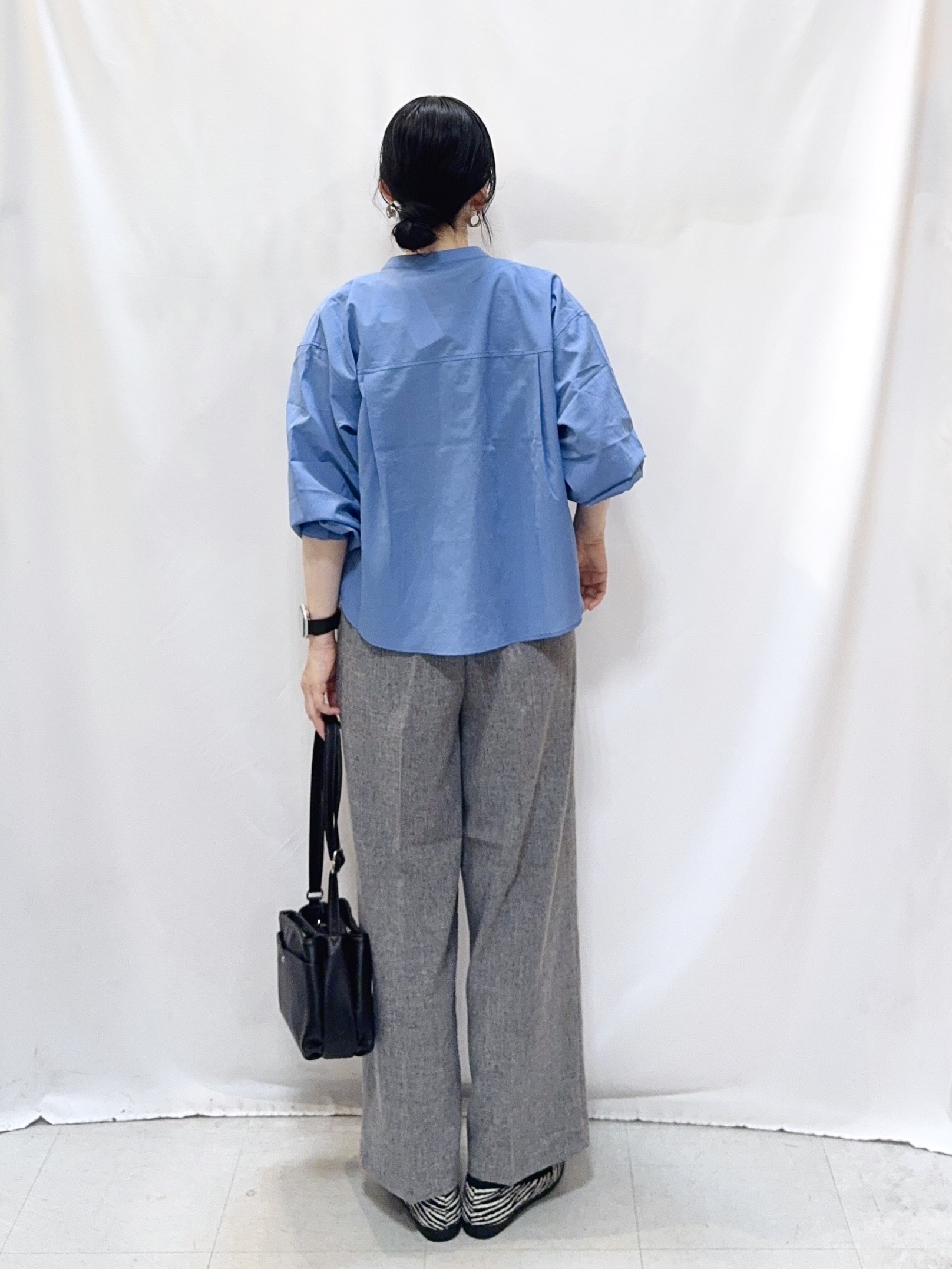 𝐇𝐢𝐫𝐨𝐦𝐢さんの「SHOO･LA･RUE｜【通気性〇/S-LL/洗濯機可】さらりノーカラーシャツ」を使ったコーディネート