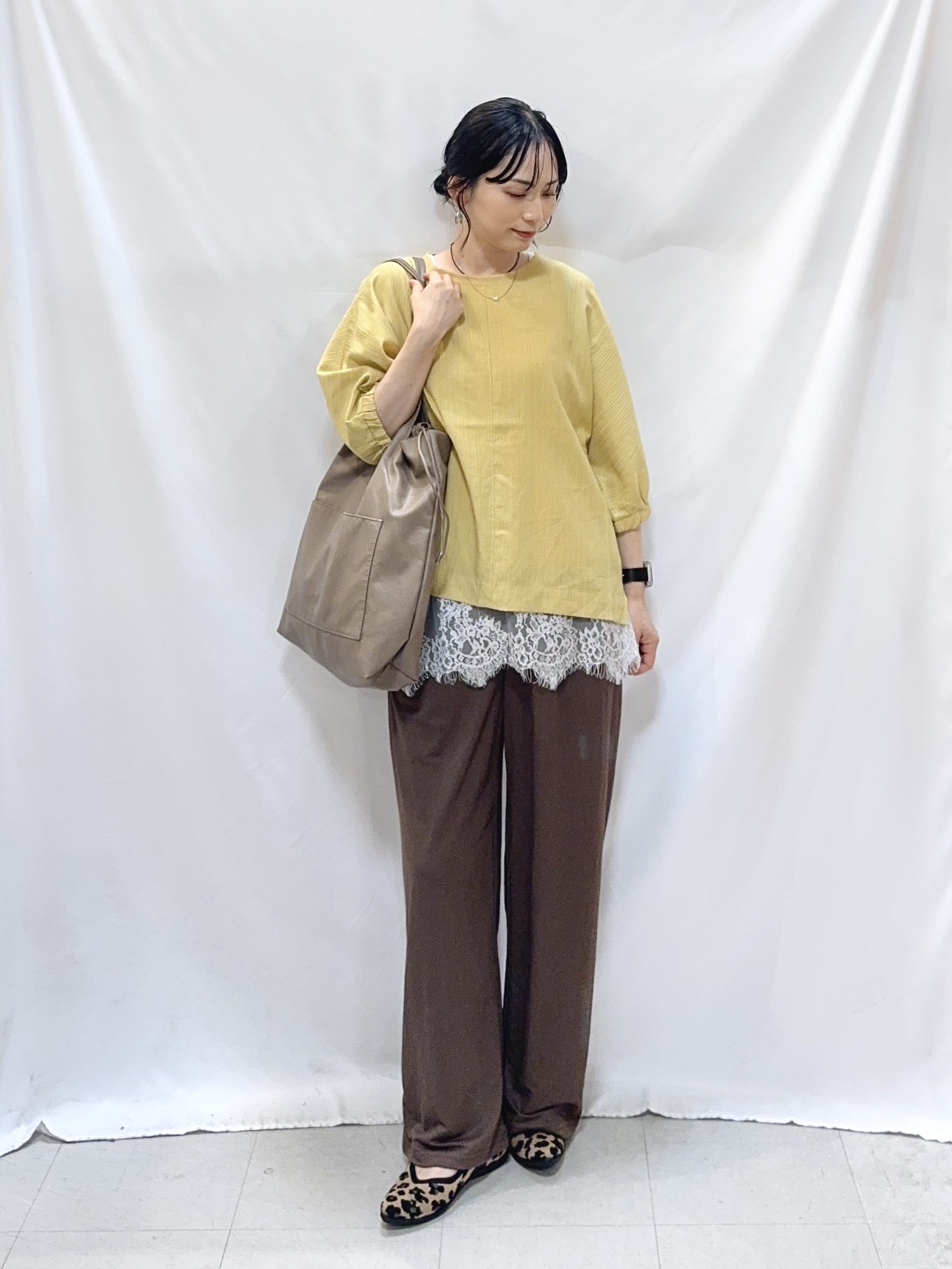 𝐇𝐢𝐫𝐨𝐦𝐢さんの「SHOO･LA･RUE｜【インせず着られる/洗濯後しわになりにくい】シボシボドルマンブラウス」を使ったコーディネート