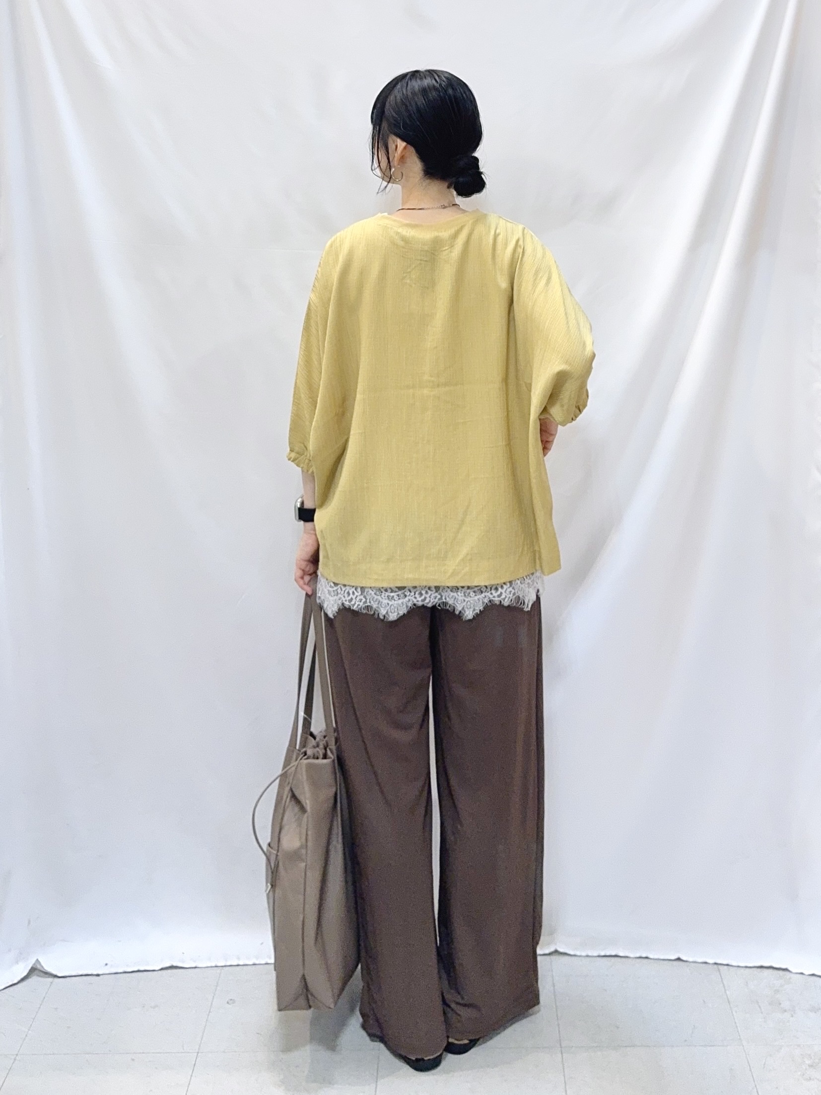 𝐇𝐢𝐫𝐨𝐦𝐢さんの「SHOO･LA･RUE｜【インせず着られる/洗濯後しわになりにくい】シボシボドルマンブラウス」を使ったコーディネート
