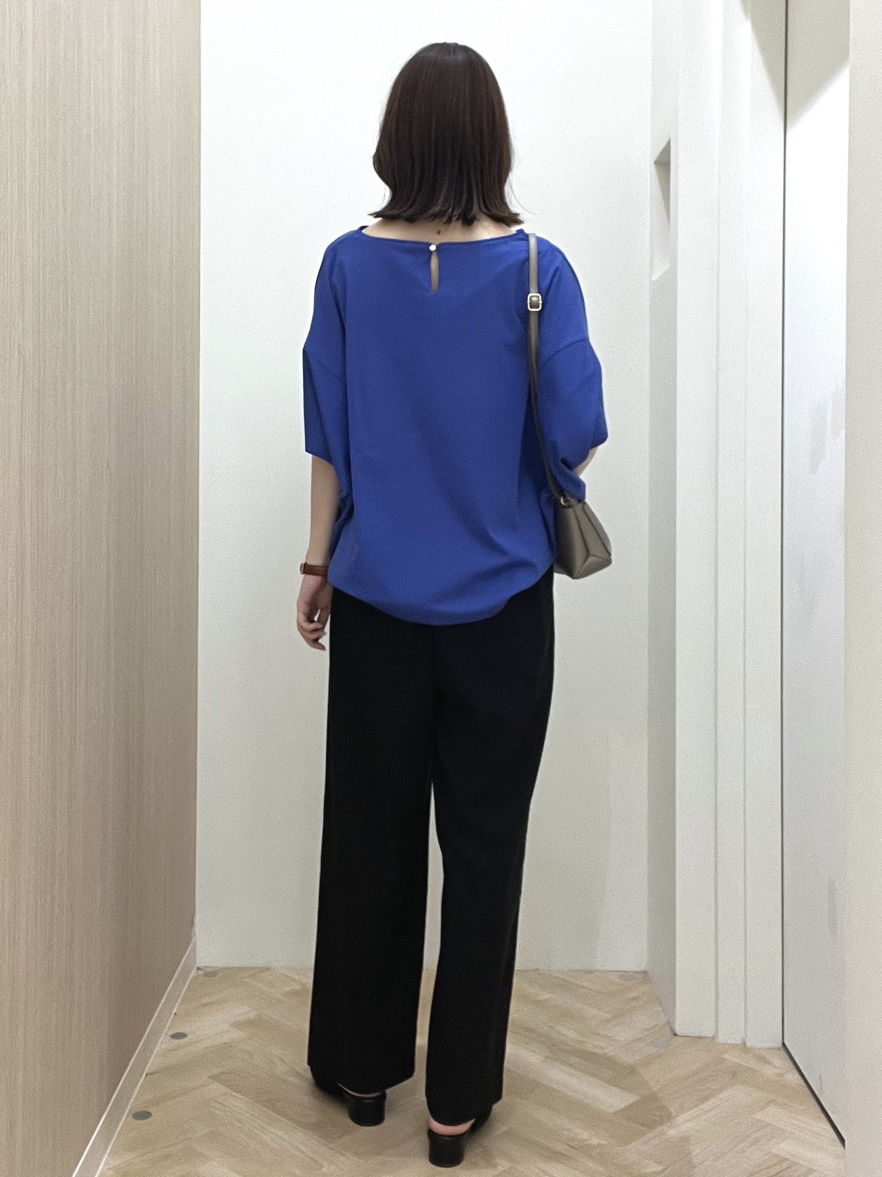  おまつさんの「grove｜【持続冷感・体型カバー】サテンパイピングドルマンカットソー」を使ったコーディネート