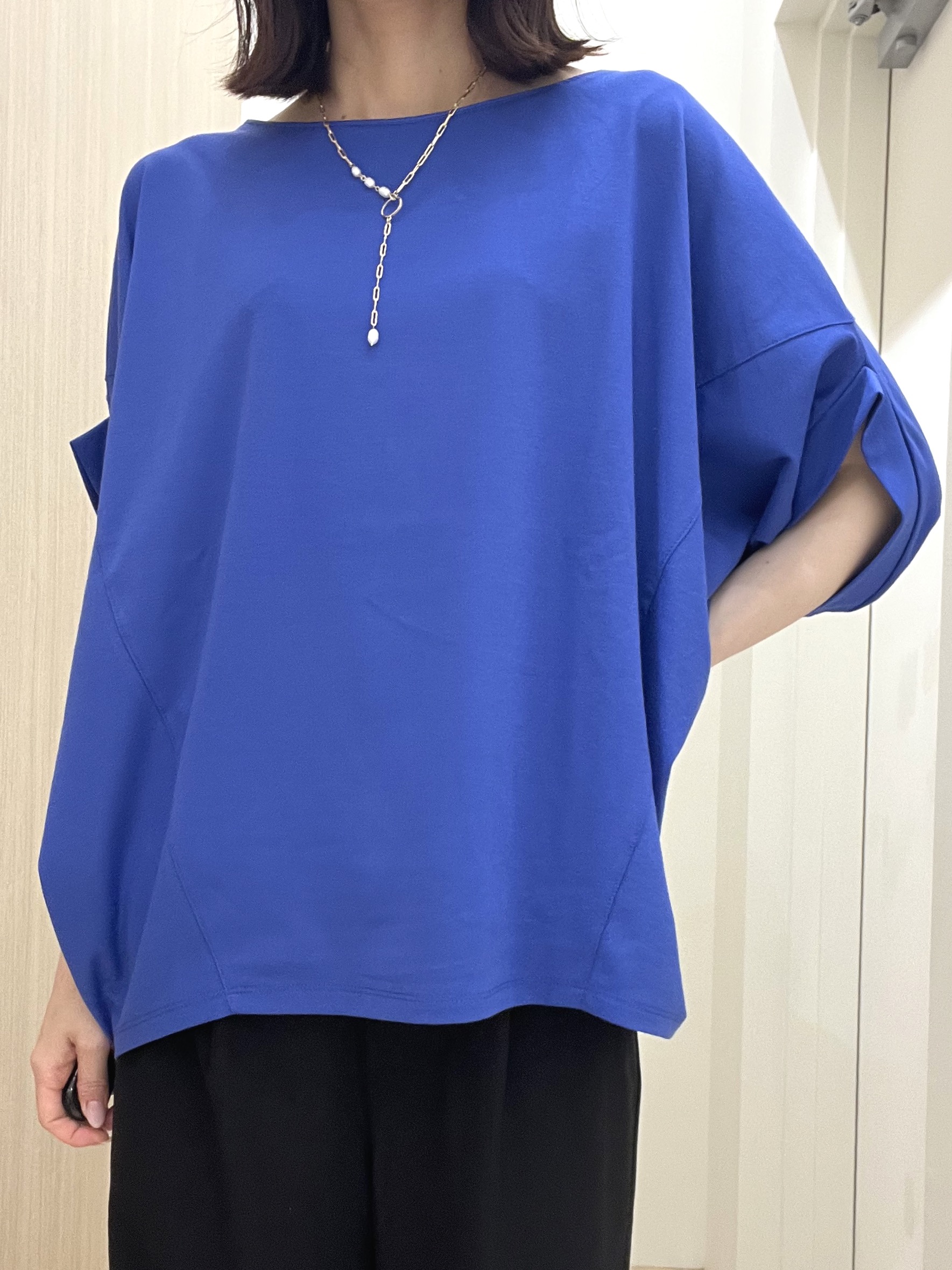 おまつさんの「grove｜【持続冷感・体型カバー】サテンパイピングドルマンカットソー」を使ったコーディネート