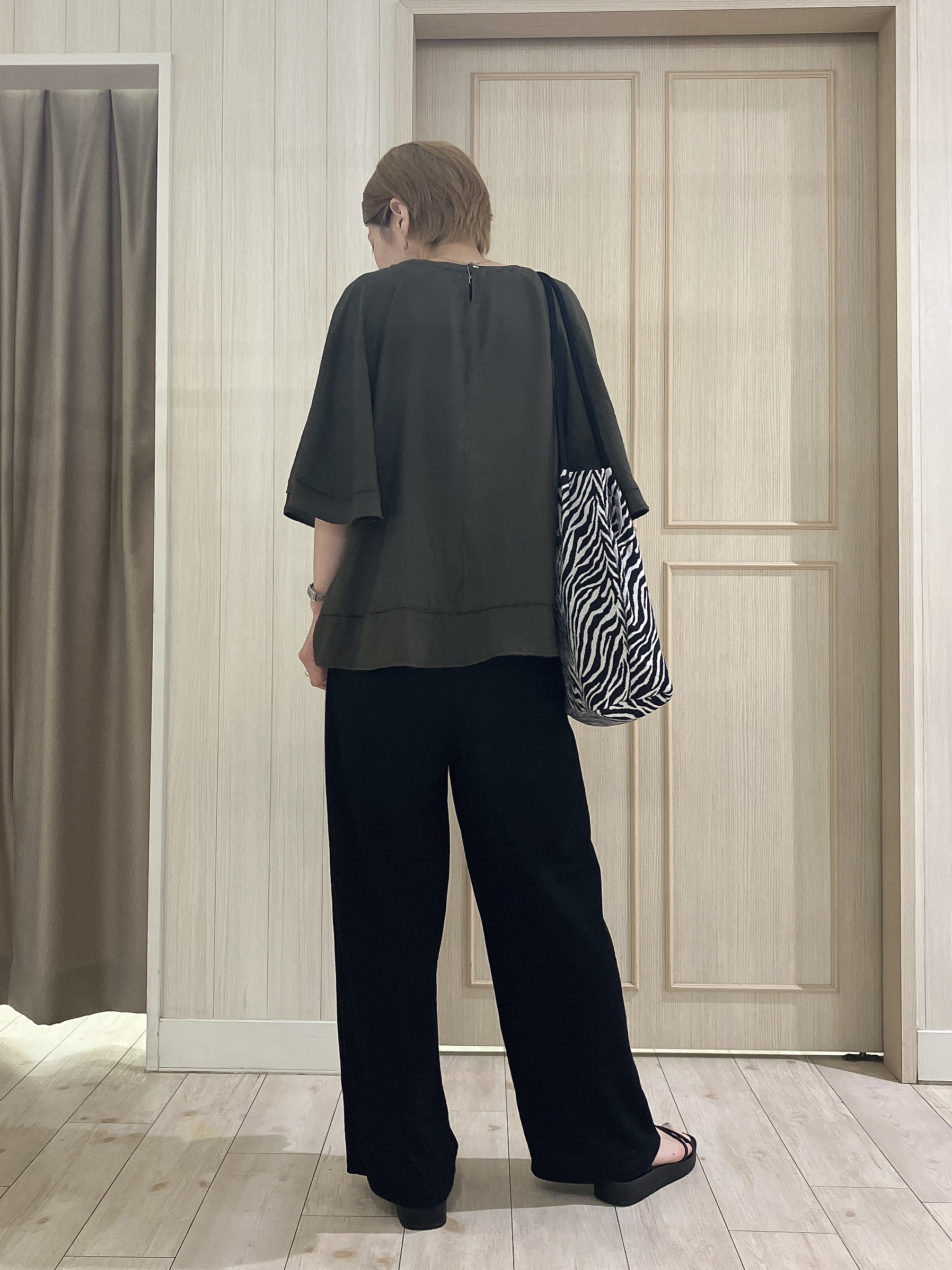 Turnerさんの「SHOO･LA･RUE｜【ひんやり/S-LL/体型カバー】はしごレースが涼し気な スラブポンチョ風ブラウス」を使ったコーディネート
