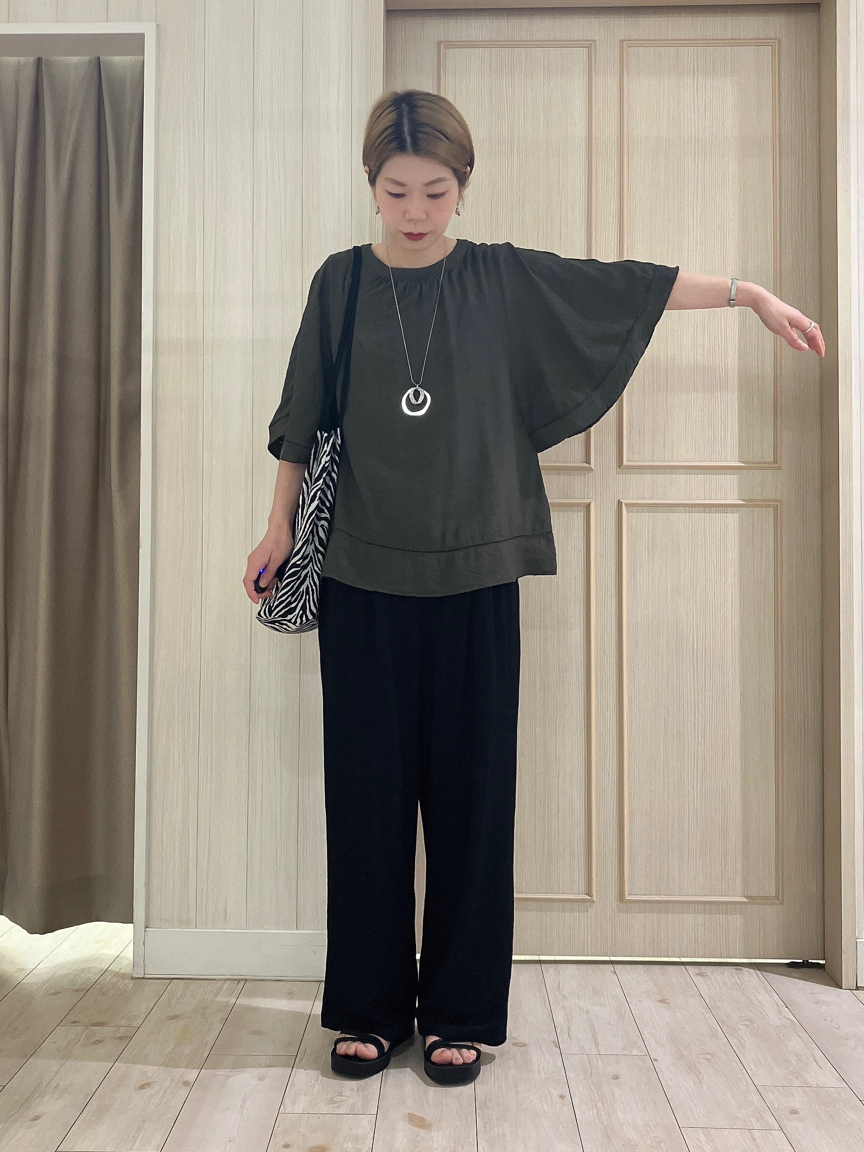 Turnerさんの「SHOO･LA･RUE｜【ひんやり/S-LL/体型カバー】はしごレースが涼し気な スラブポンチョ風ブラウス」を使ったコーディネート