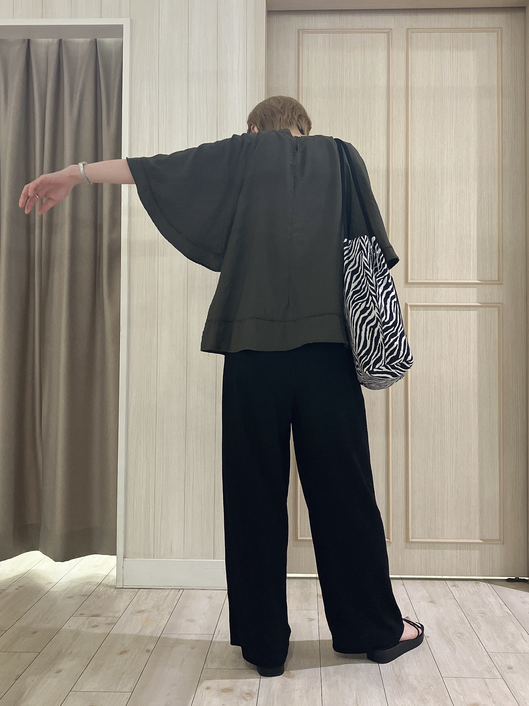 Turnerさんの「SHOO･LA･RUE｜【ひんやり/S-LL/体型カバー】はしごレースが涼し気な スラブポンチョ風ブラウス」を使ったコーディネート