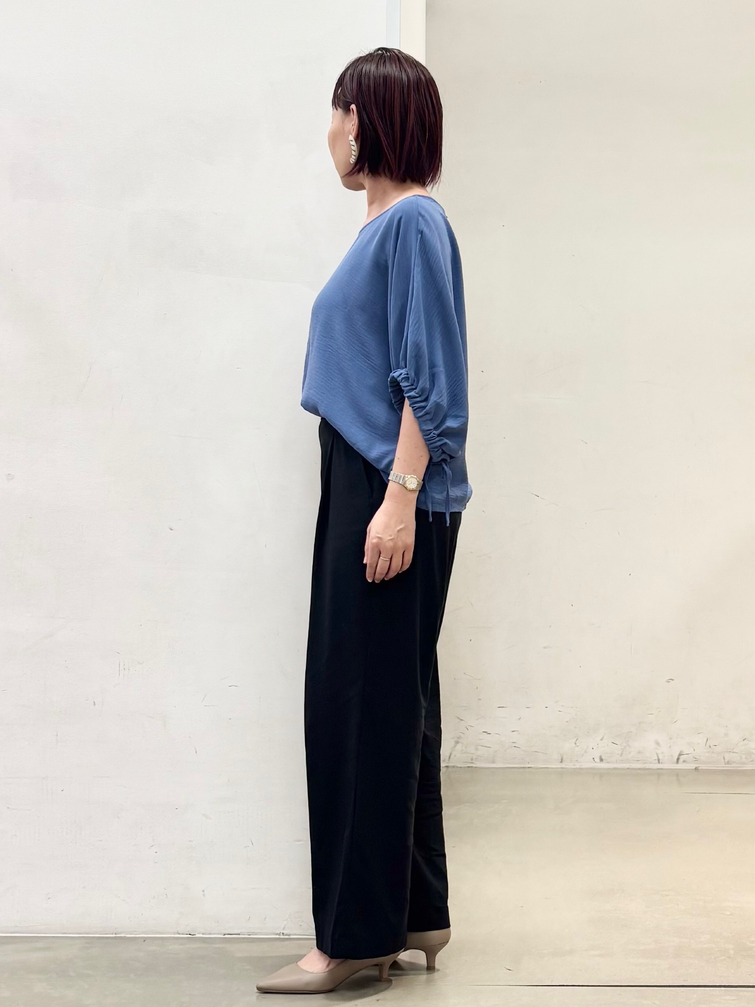 fujiさんの「THE SHOP TK｜【ひんやり/防しわ/UV/吸水速乾】袖ドロストドルマントップス」を使ったコーディネート