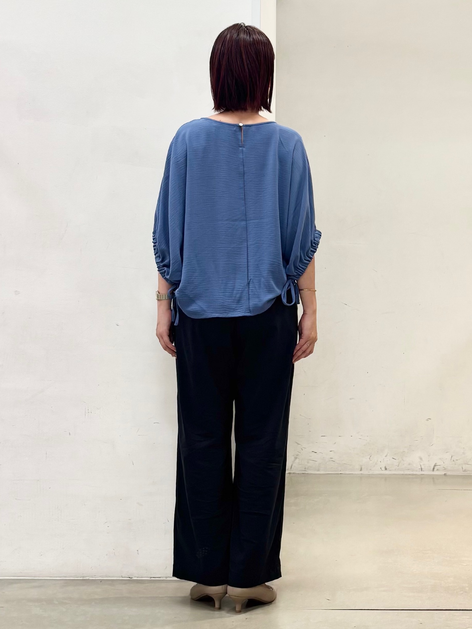fujiさんの「THE SHOP TK｜【ひんやり/防しわ/UV/吸水速乾】袖ドロストドルマントップス」を使ったコーディネート