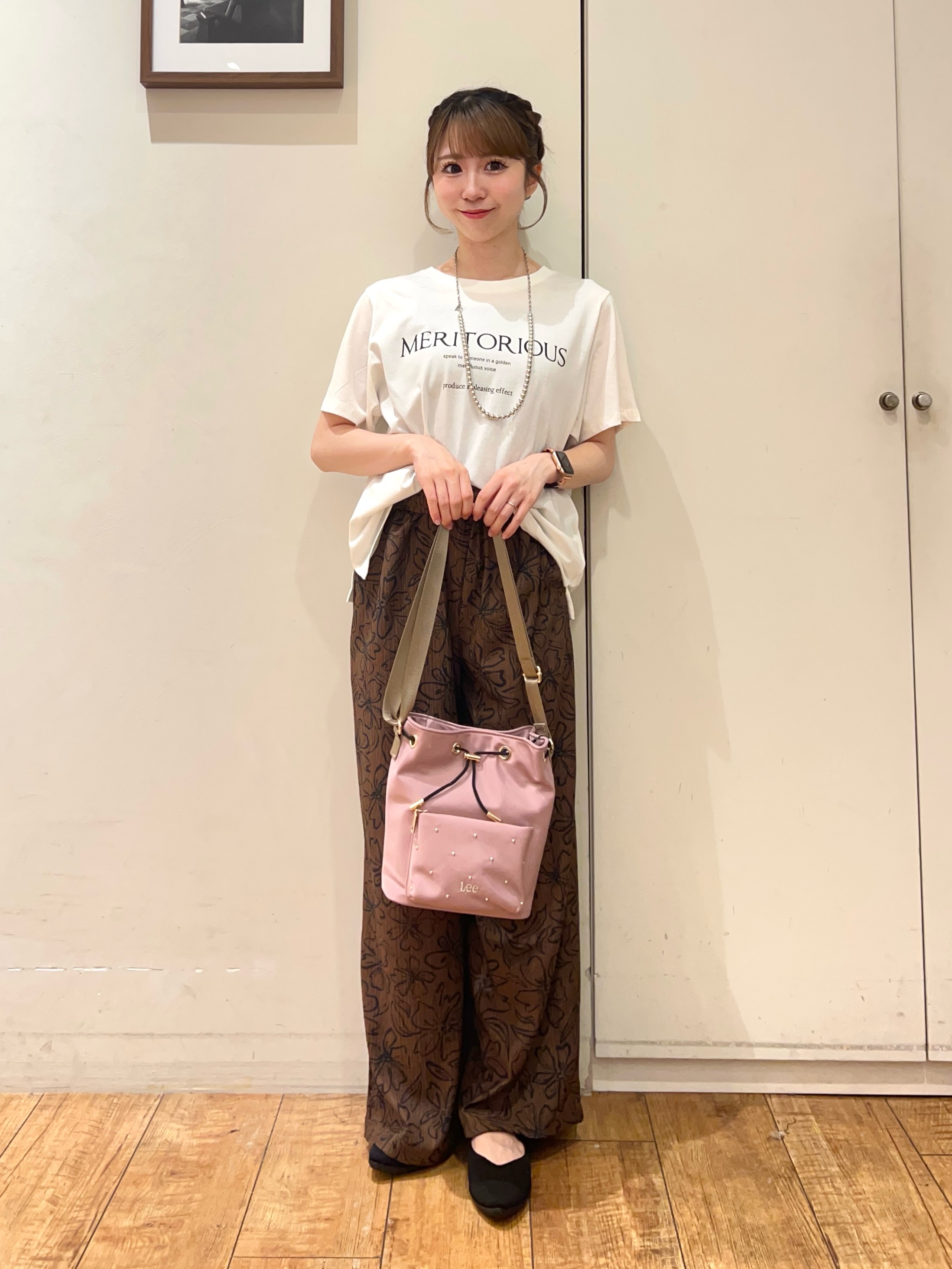 AIRIさんの「SHOO･LA･RUE｜【ひんやり/S-LL/洗濯機可】真夏に着たい 大人のベーシックカラープリントTシャツ」を使ったコーディネート