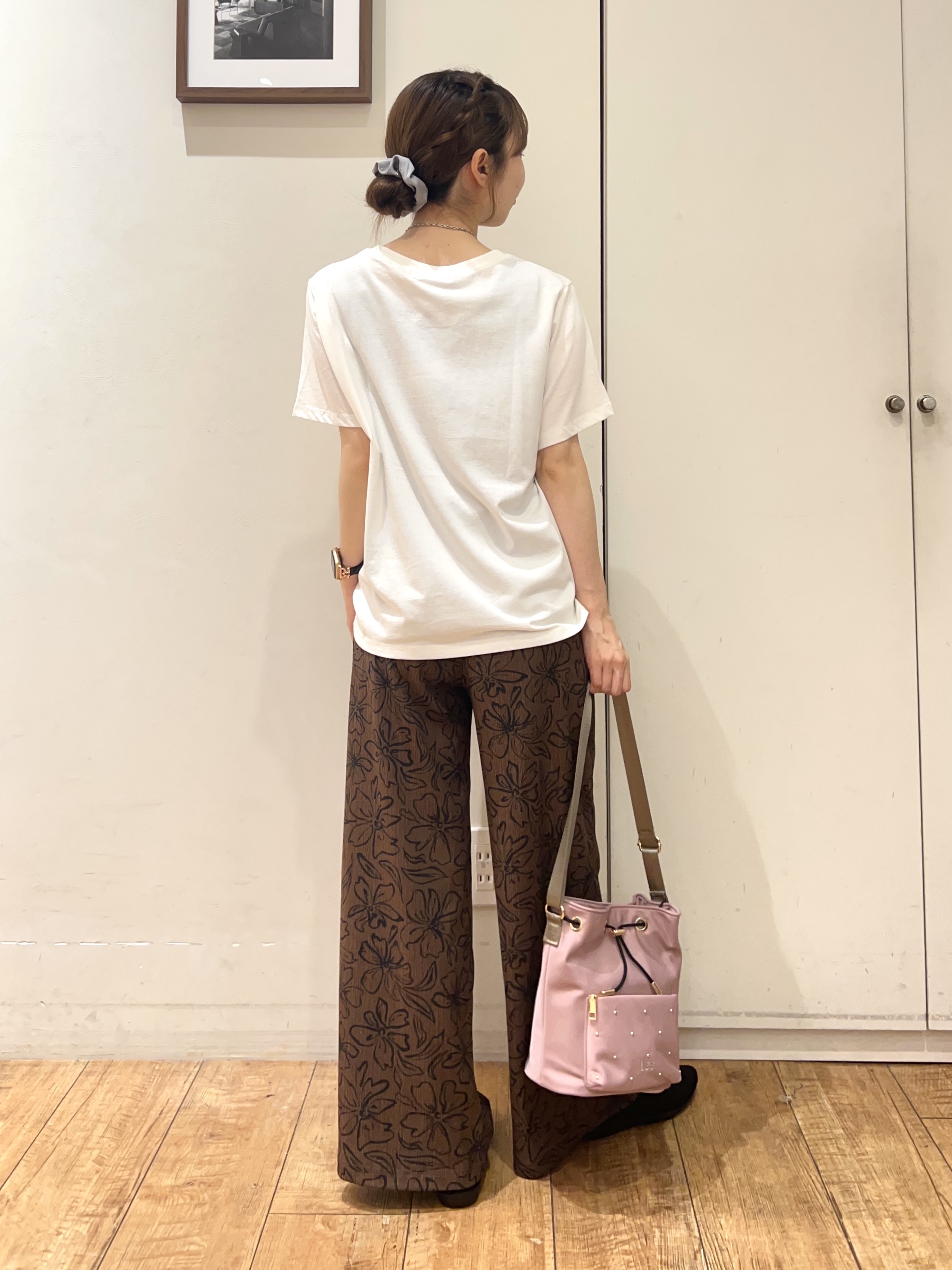 AIRIさんの「SHOO･LA･RUE｜【ひんやり/S-LL/洗濯機可】真夏に着たい 大人のベーシックカラープリントTシャツ」を使ったコーディネート