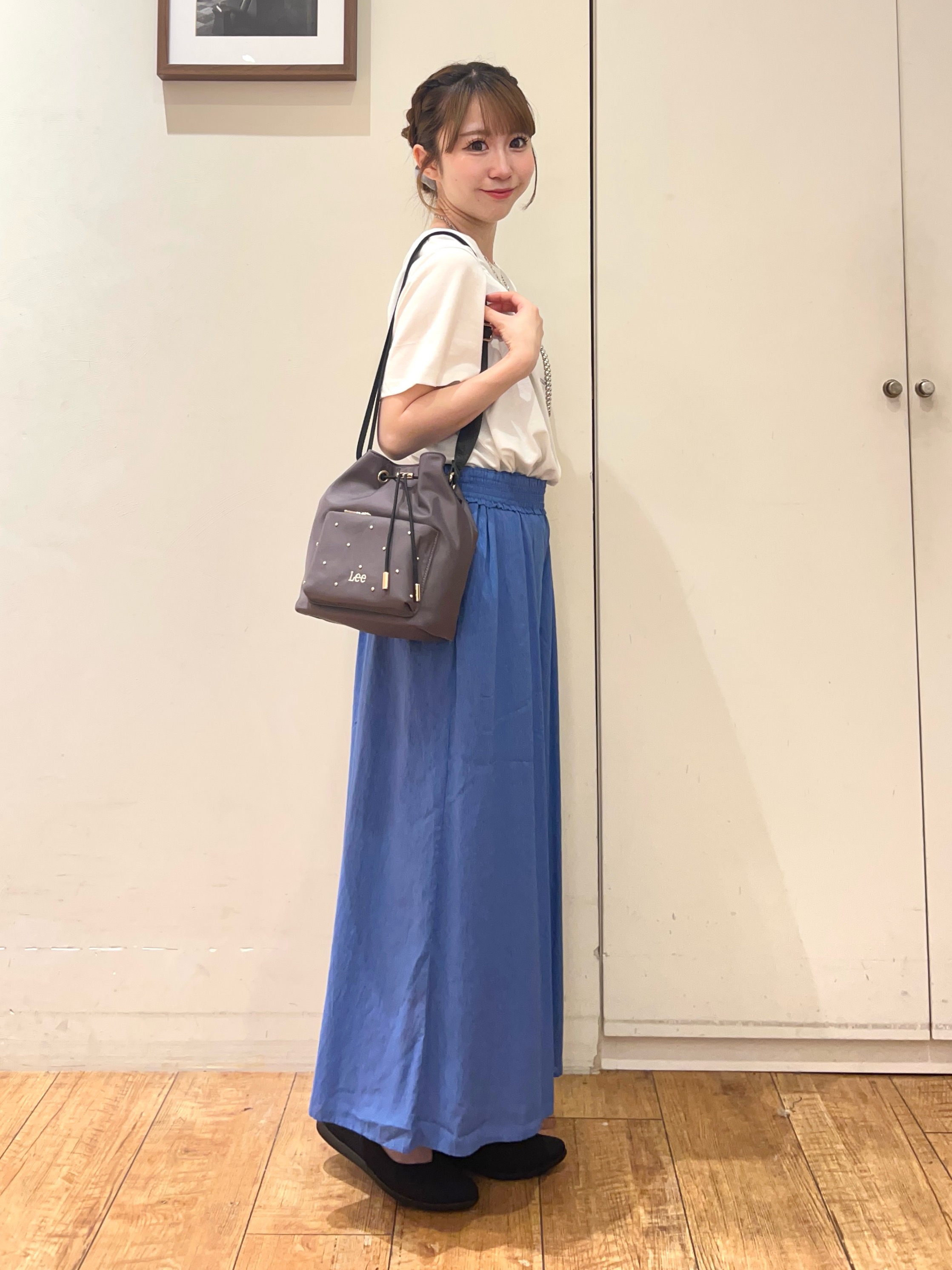 AIRIさんの「SHOO･LA･RUE｜【ひんやり/S-LL/洗濯機可】真夏に着たい 大人のベーシックカラープリントTシャツ」を使ったコーディネート