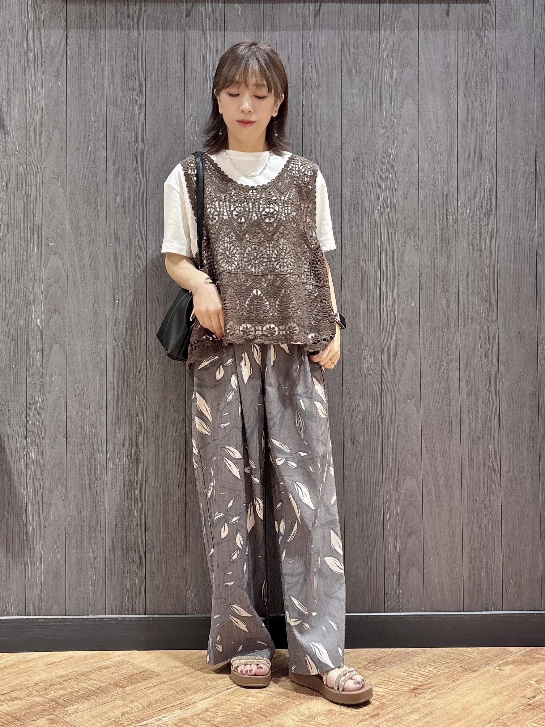 meiさんの「SHOO･LA･RUE｜【2点セット/体型カバー】クロシェ編みベスト+ロゴT」を使ったコーディネート