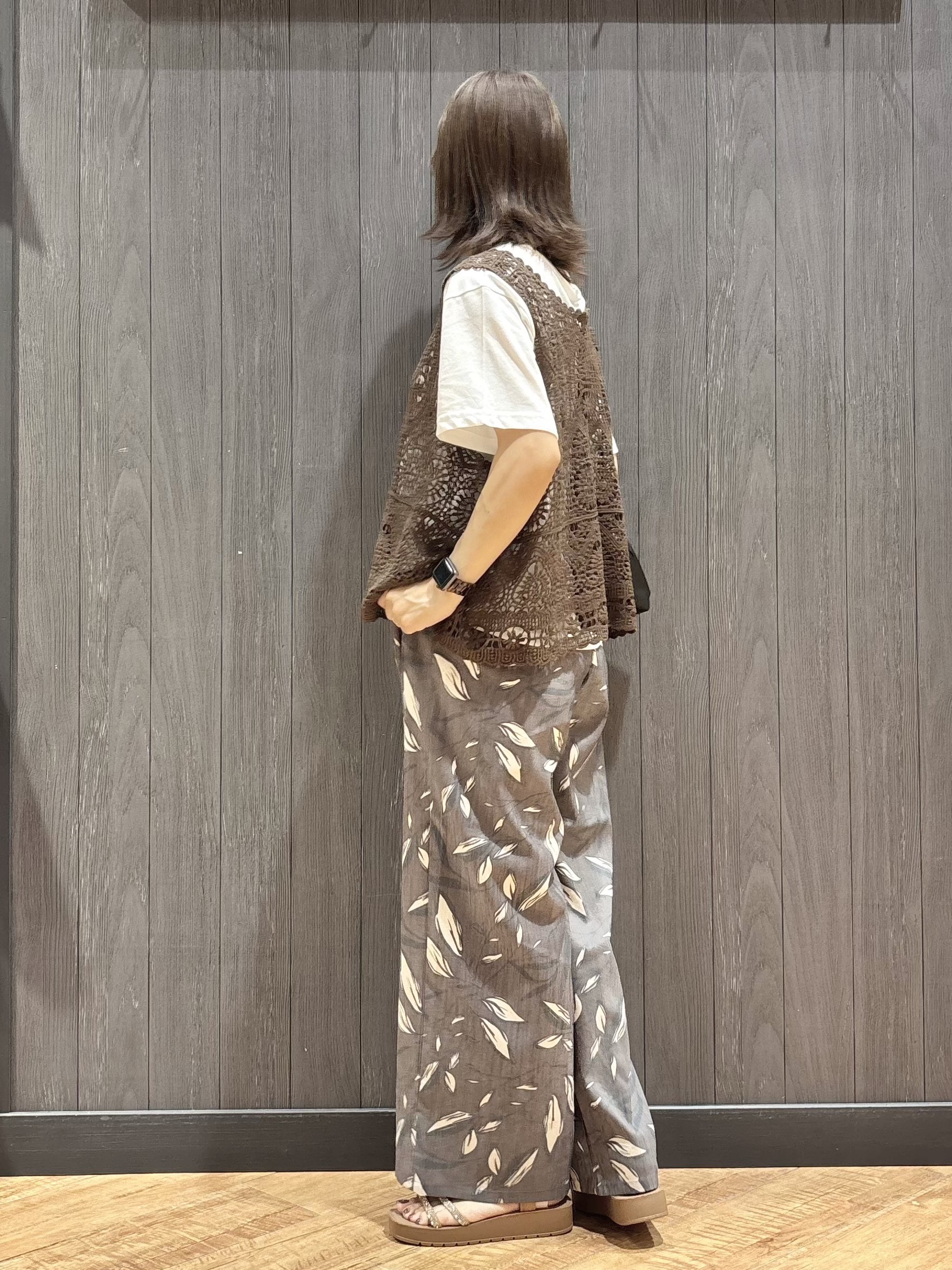 meiさんの「SHOO･LA･RUE｜【2点セット/体型カバー】クロシェ編みベスト+ロゴT」を使ったコーディネート