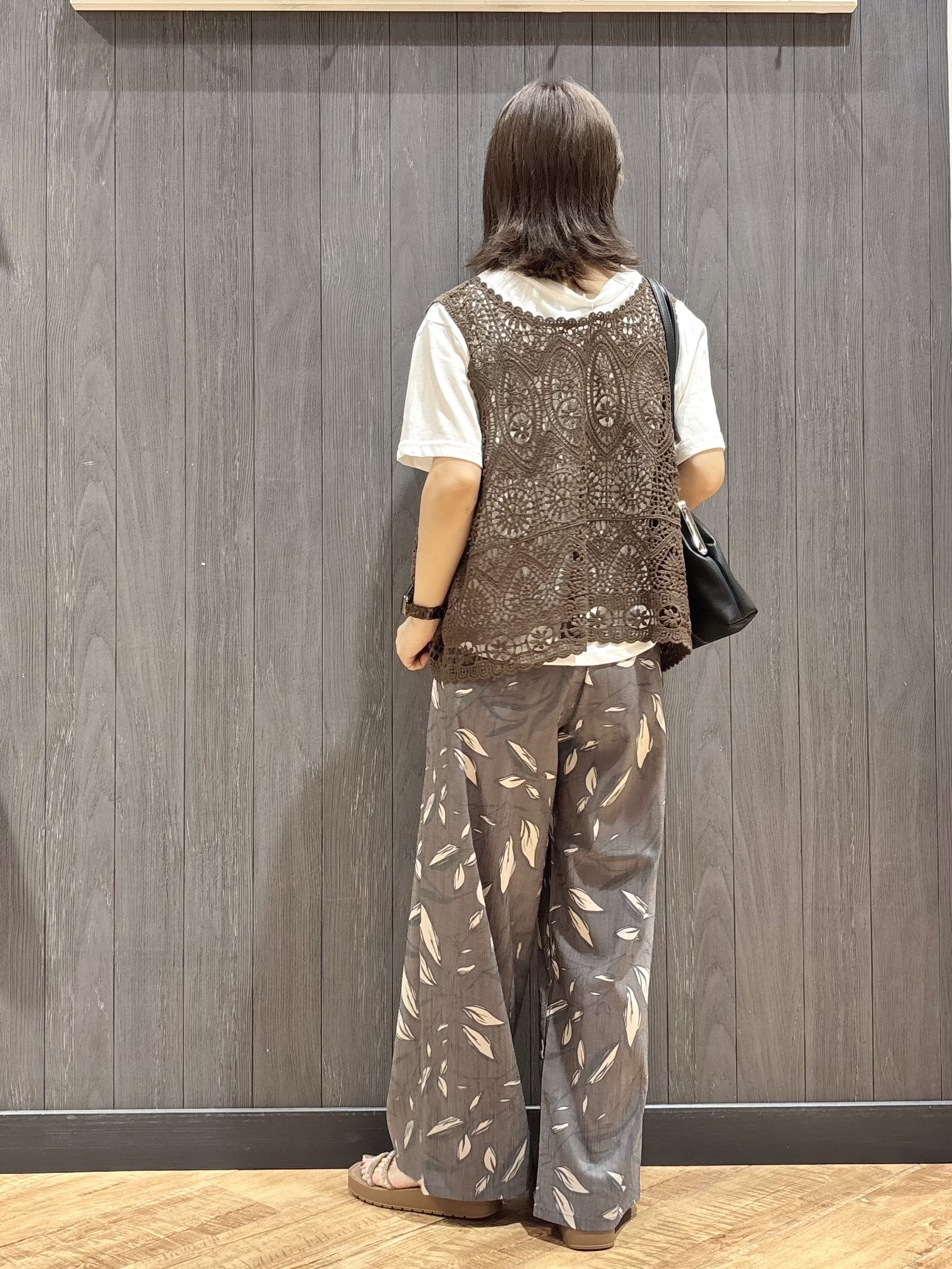 meiさんの「SHOO･LA･RUE｜【2点セット/体型カバー】クロシェ編みベスト+ロゴT」を使ったコーディネート