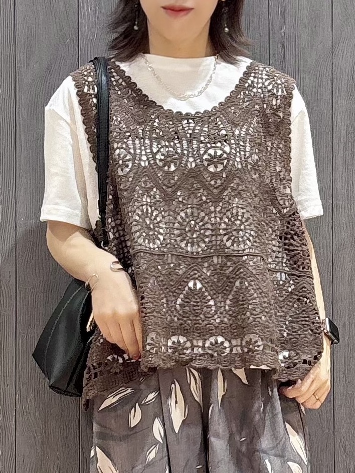 meiさんの「SHOO･LA･RUE｜【2点セット/体型カバー】クロシェ編みベスト+ロゴT」を使ったコーディネート