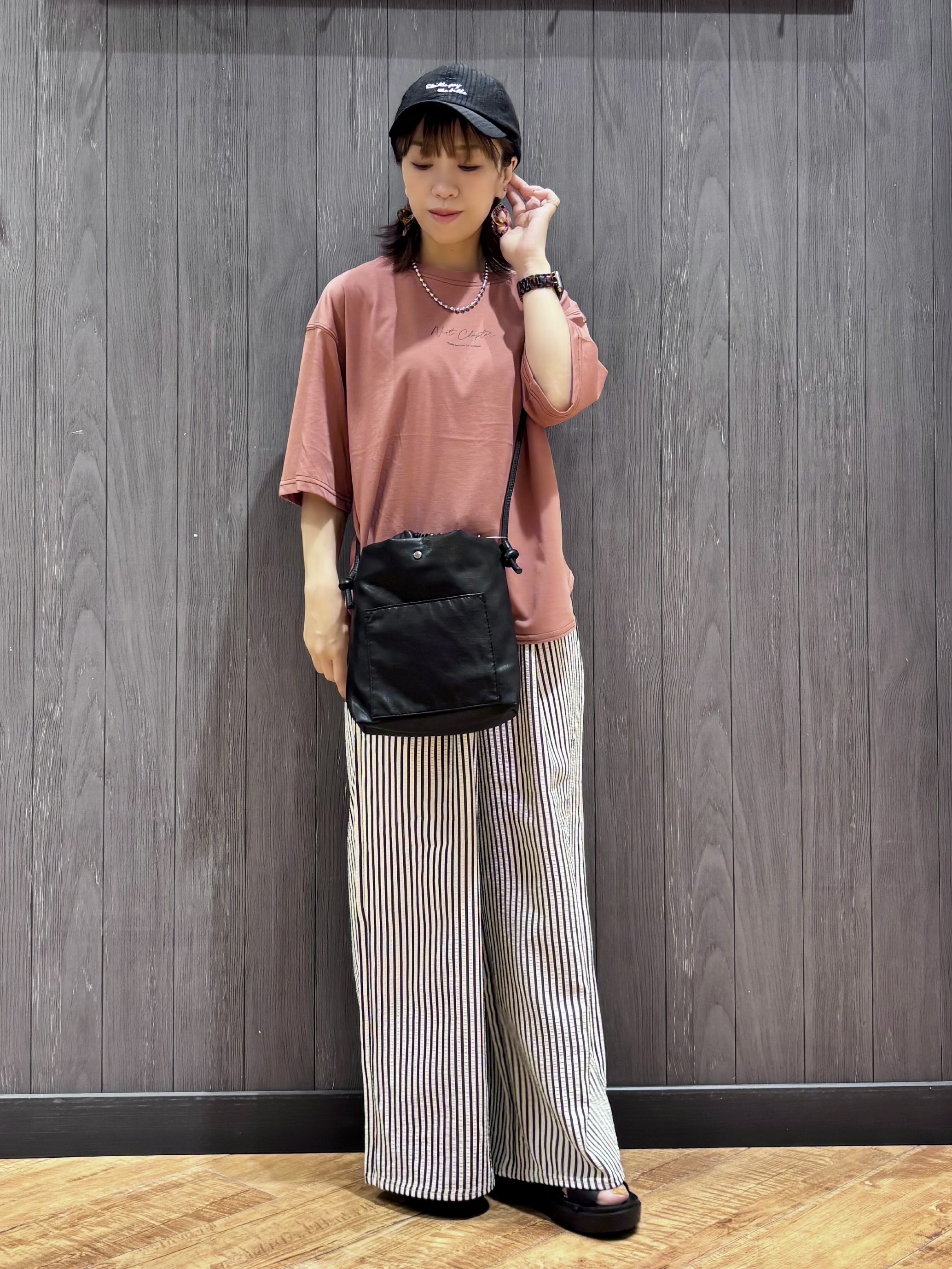 meiさんの「SHOO･LA･RUE｜【S-LL/体型カバー】インせず着られる 配色ステッチ 5分袖ロゴTシャツ」を使ったコーディネート