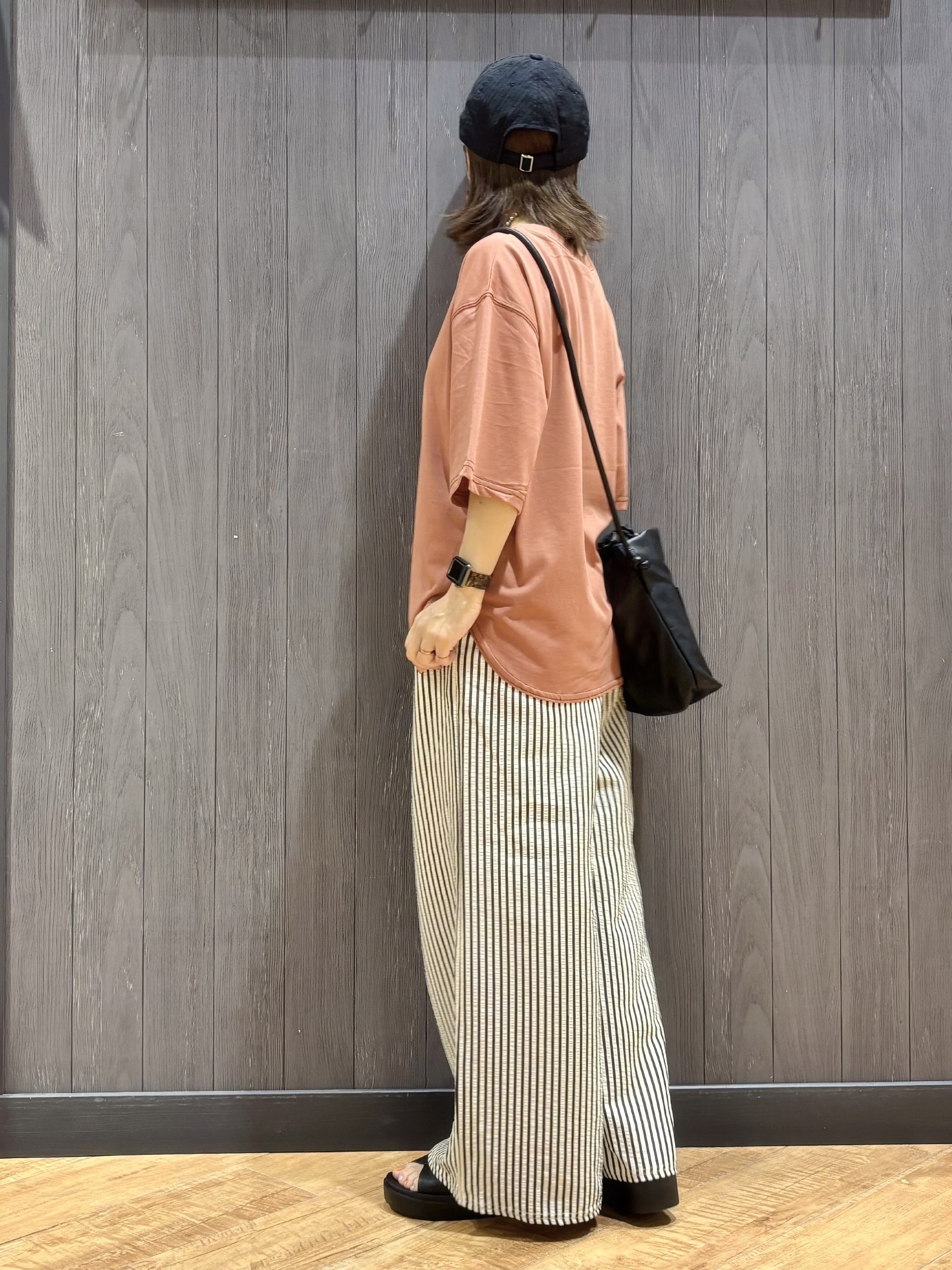 meiさんの「SHOO･LA･RUE｜【S-LL/体型カバー】インせず着られる 配色ステッチ 5分袖ロゴTシャツ」を使ったコーディネート