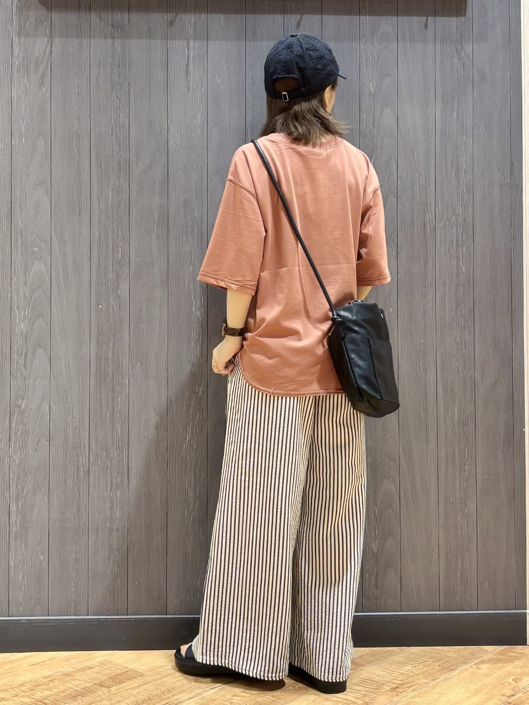 meiさんの「SHOO･LA･RUE｜【S-LL/体型カバー】インせず着られる 配色ステッチ 5分袖ロゴTシャツ」を使ったコーディネート