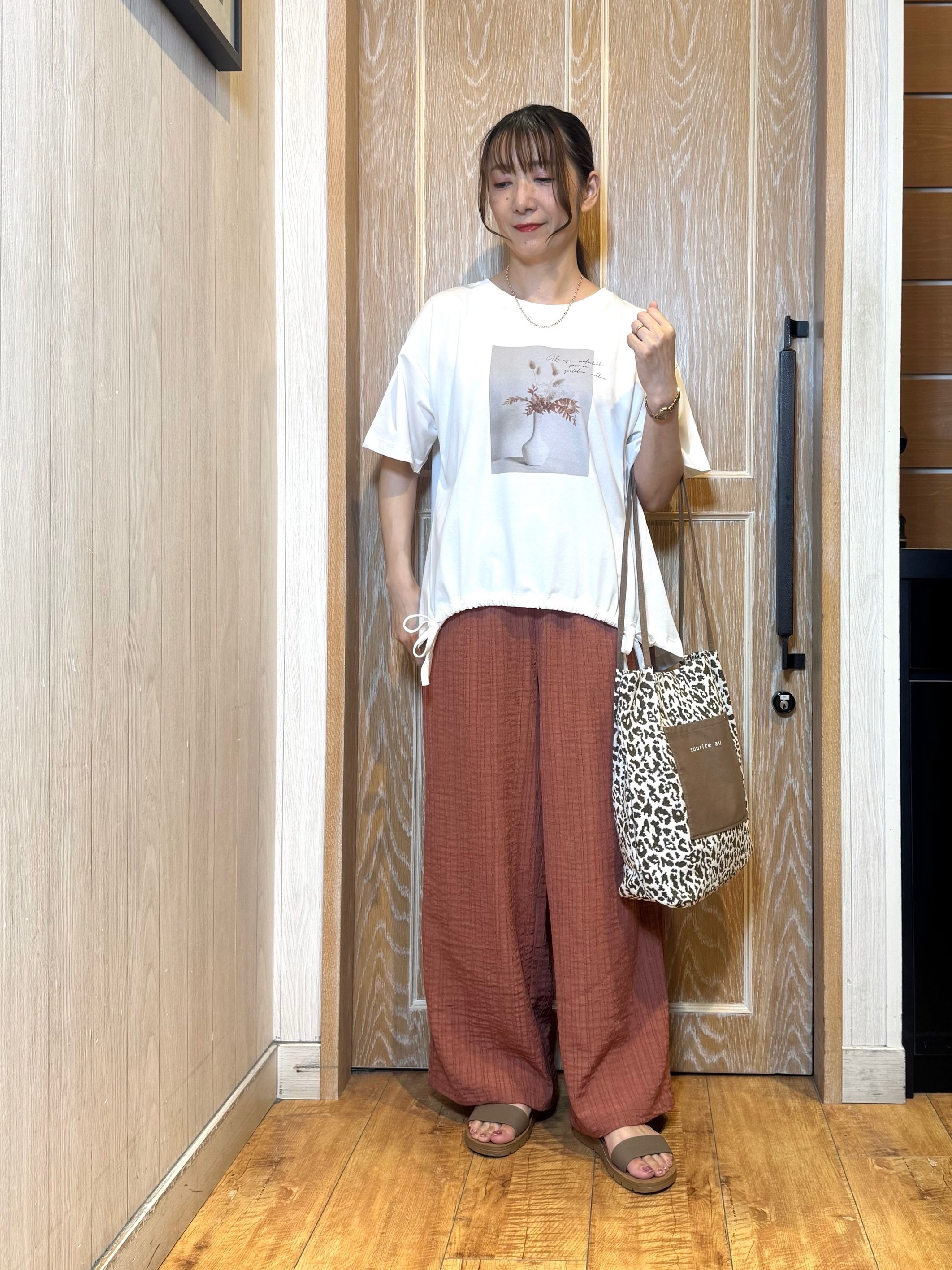 KAORIさんの「SHOO･LA･RUE｜【ひんやり/体型カバー】プリントデザインが目を惹く 裾シャーリングTシャツ」を使ったコーディネート