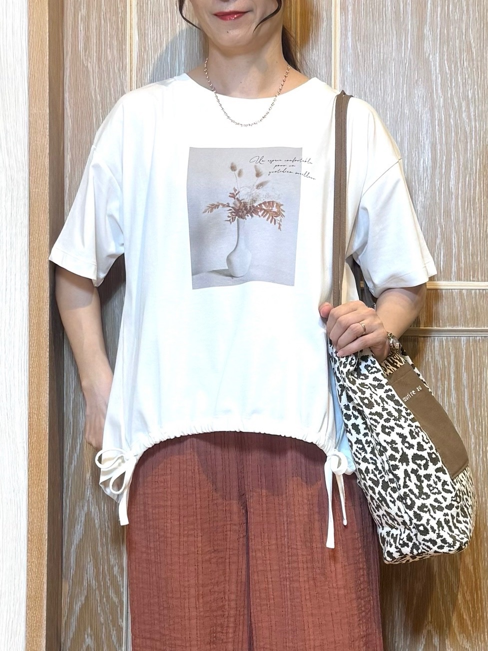 KAORIさんの「SHOO･LA･RUE｜【ひんやり/体型カバー】プリントデザインが目を惹く 裾シャーリングTシャツ」を使ったコーディネート