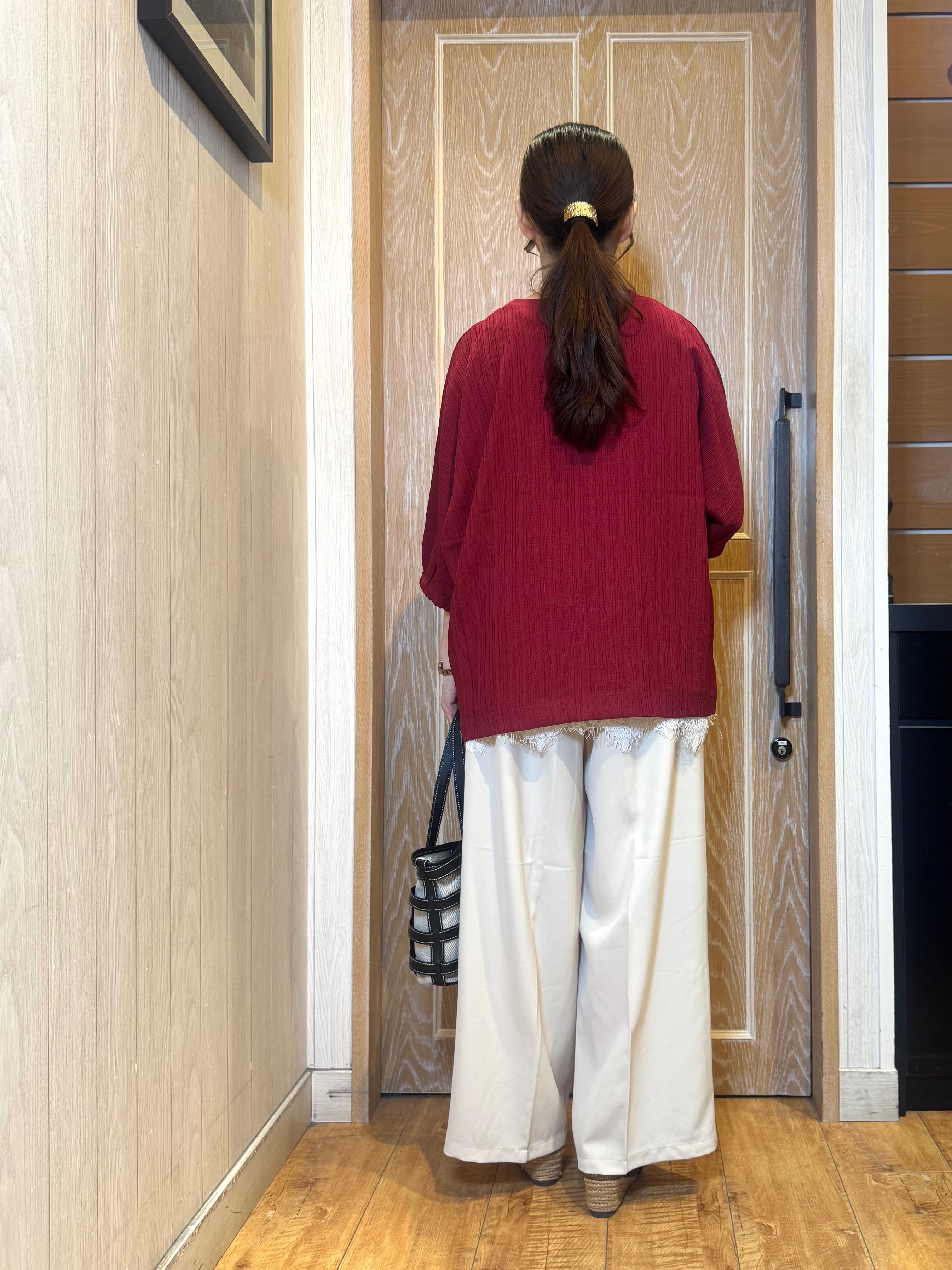 KAORIさんの「SHOO･LA･RUE｜【インせず着られる/洗濯後しわになりにくい】しぼしぼドルマンブラウス」を使ったコーディネート