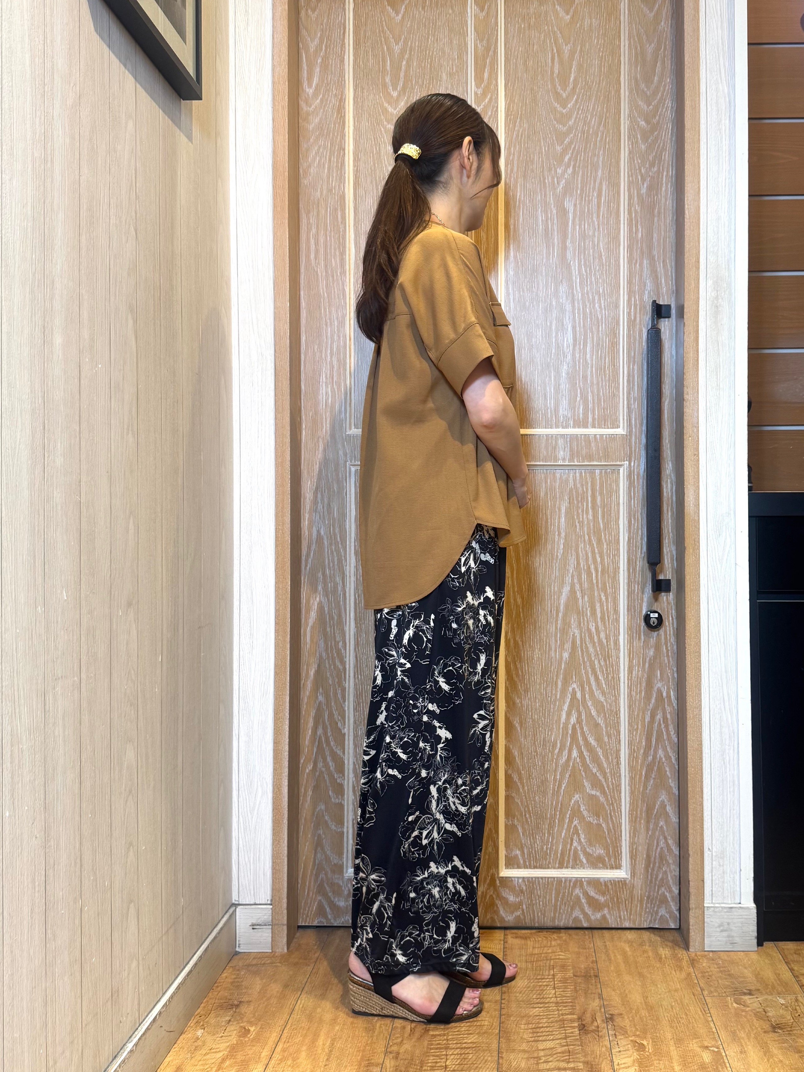 KAORIさんの「SHOO･LA･RUE｜【洗濯後しわになりにくい/ひんやり/UV/吸水速乾】Wポケットが目を引く オンオフ使えるスキッパーブ」を使ったコーディネート