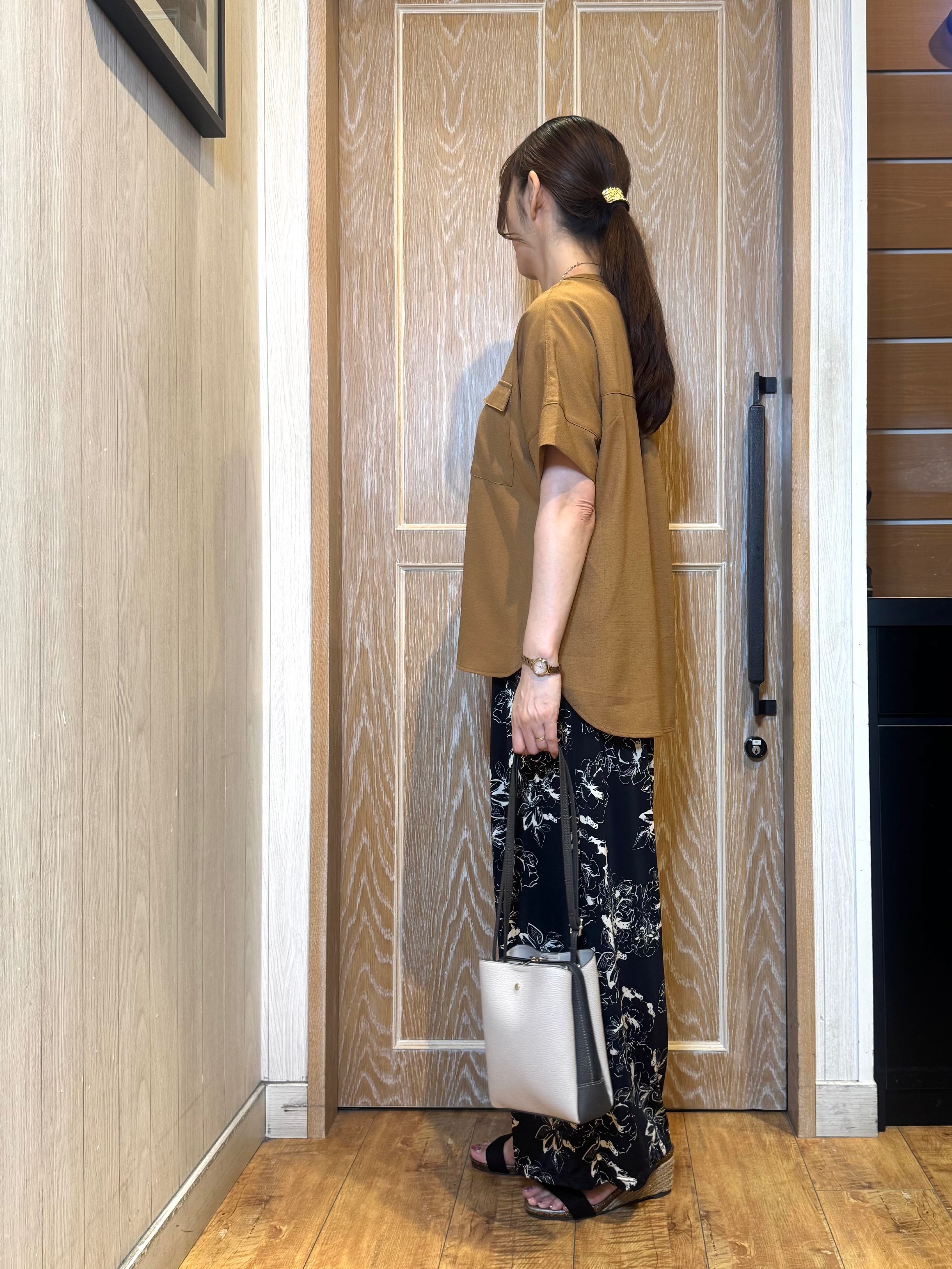 KAORIさんの「SHOO･LA･RUE｜【洗濯後しわになりにくい/ひんやり/UV/吸水速乾】Wポケットが目を引く オンオフ使えるスキッパーブ」を使ったコーディネート